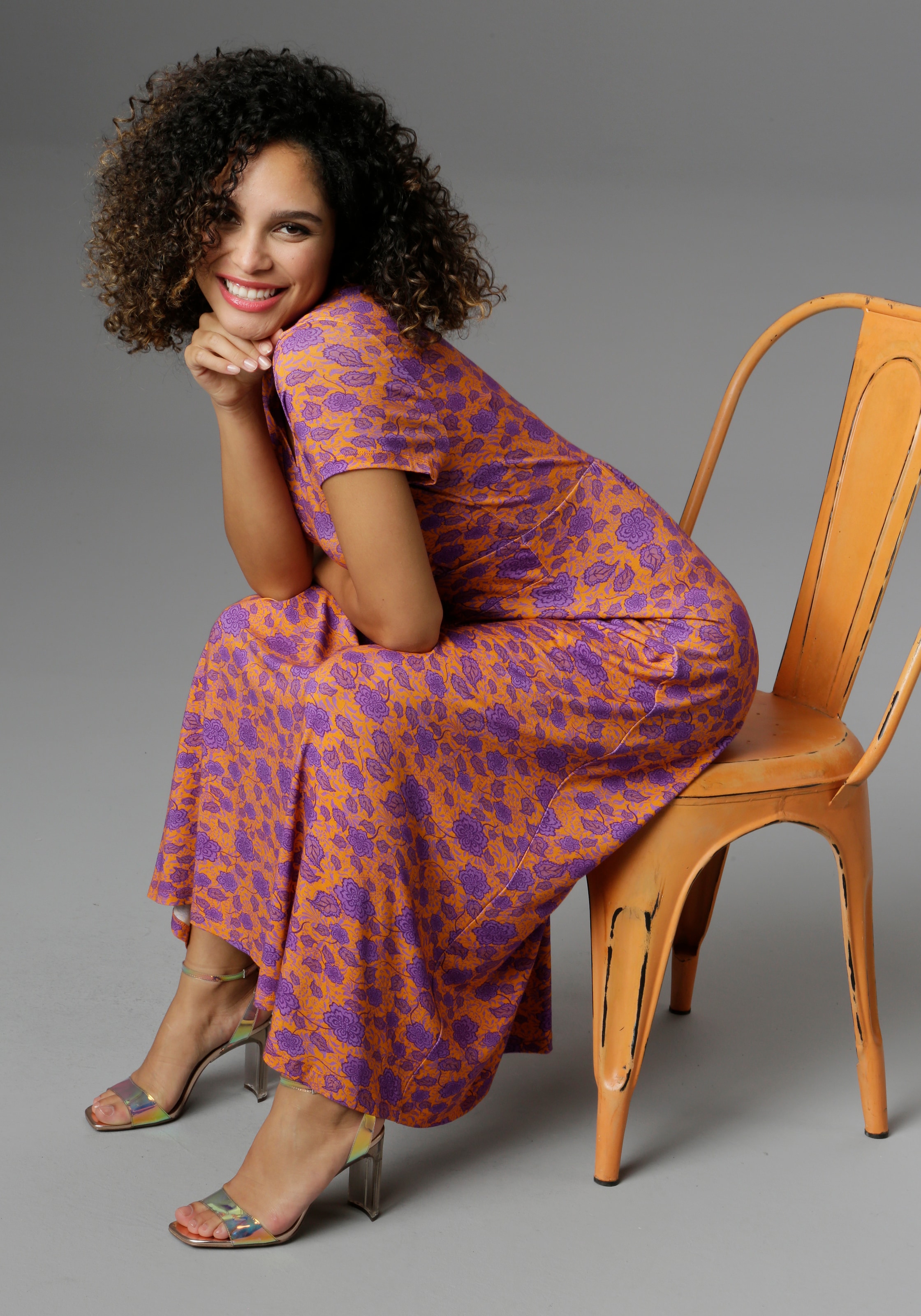 Aniston CASUAL Sommerkleid, mit topmodischem Blumendruck