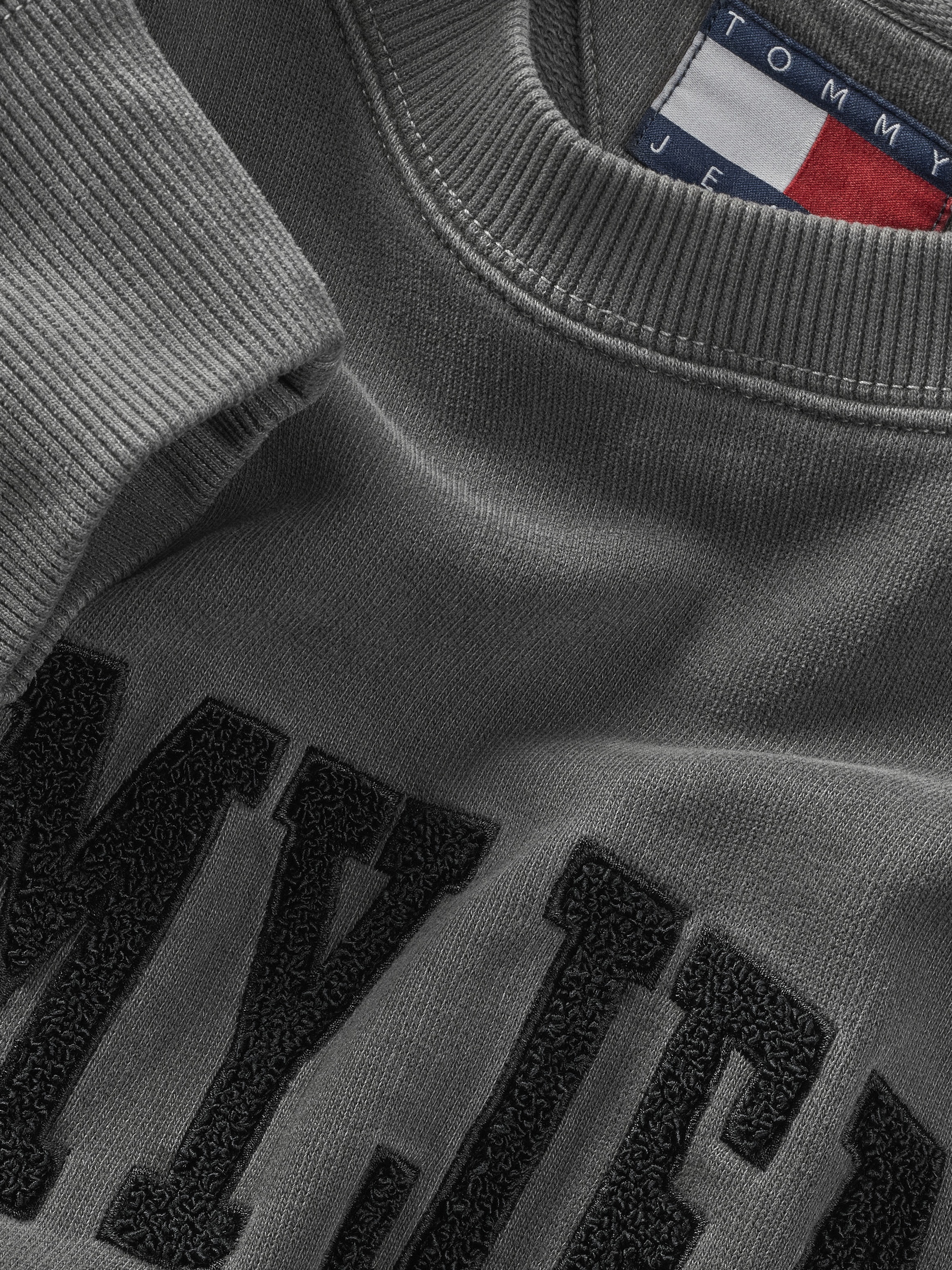 Tommy Jeans Sweatshirt »TJM RLX VINTAGE VARSITY CREW«, mit großem Logo