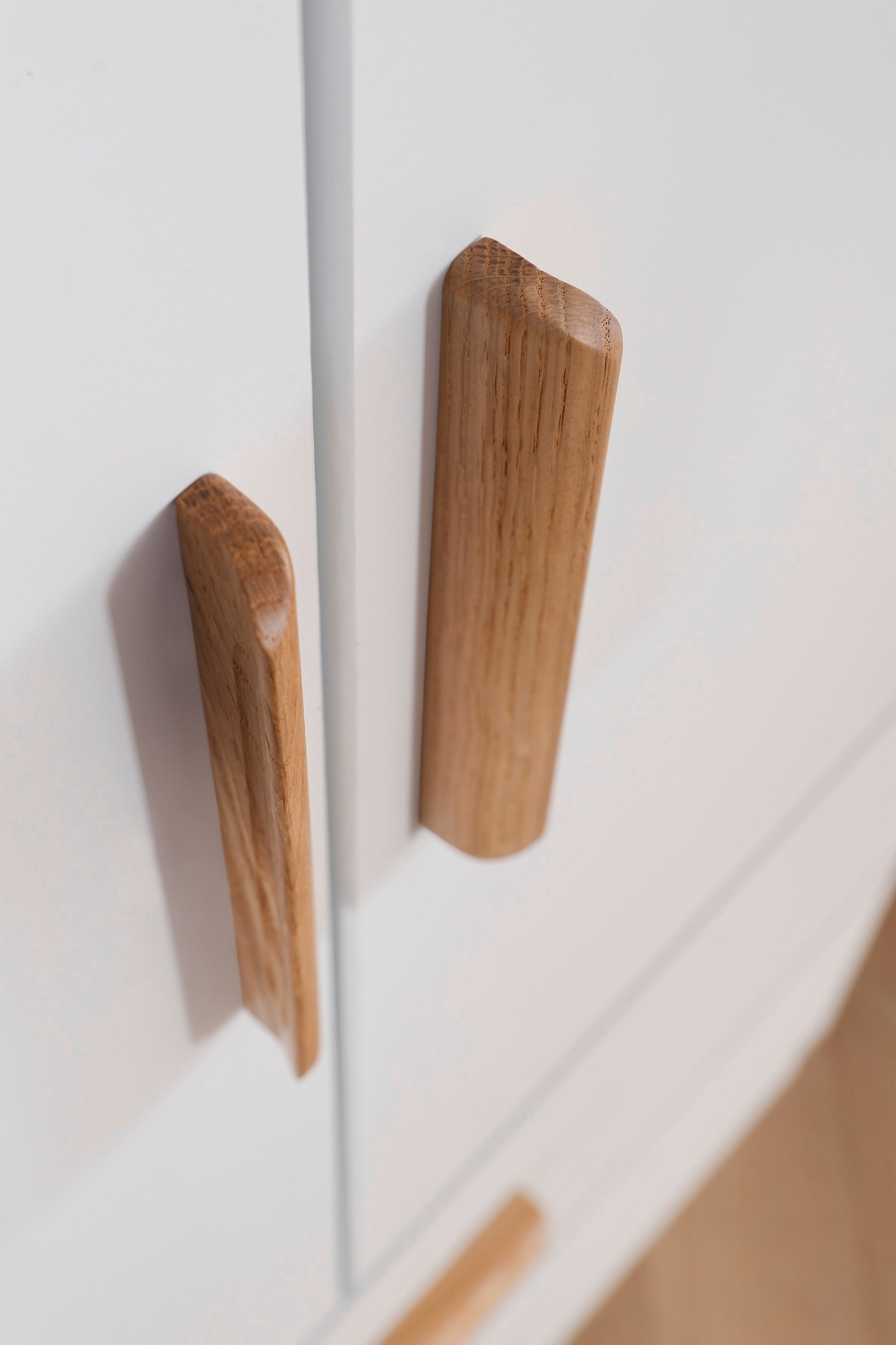 rauch Kleiderschrank »Skandi by Quadra Spin Schlafzimmerschrank«, im Landhaus-Stil mit Massivholzgriffen, mit Schubladen und Spiegel