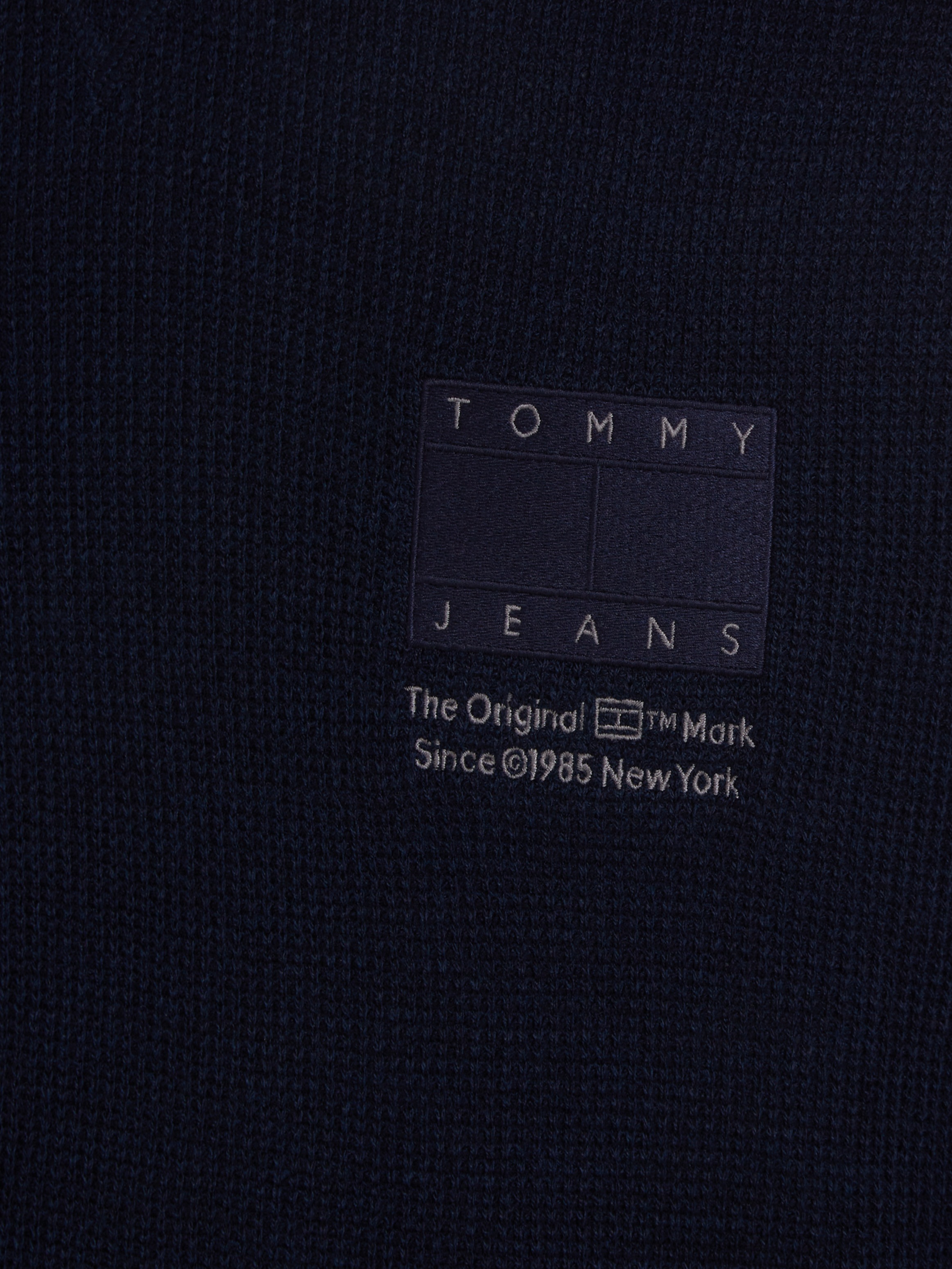Tommy Jeans Strickpullover »TJM REG STRCT TONAL FLAG SWEATER«, mit Markenlabel auf der Brust