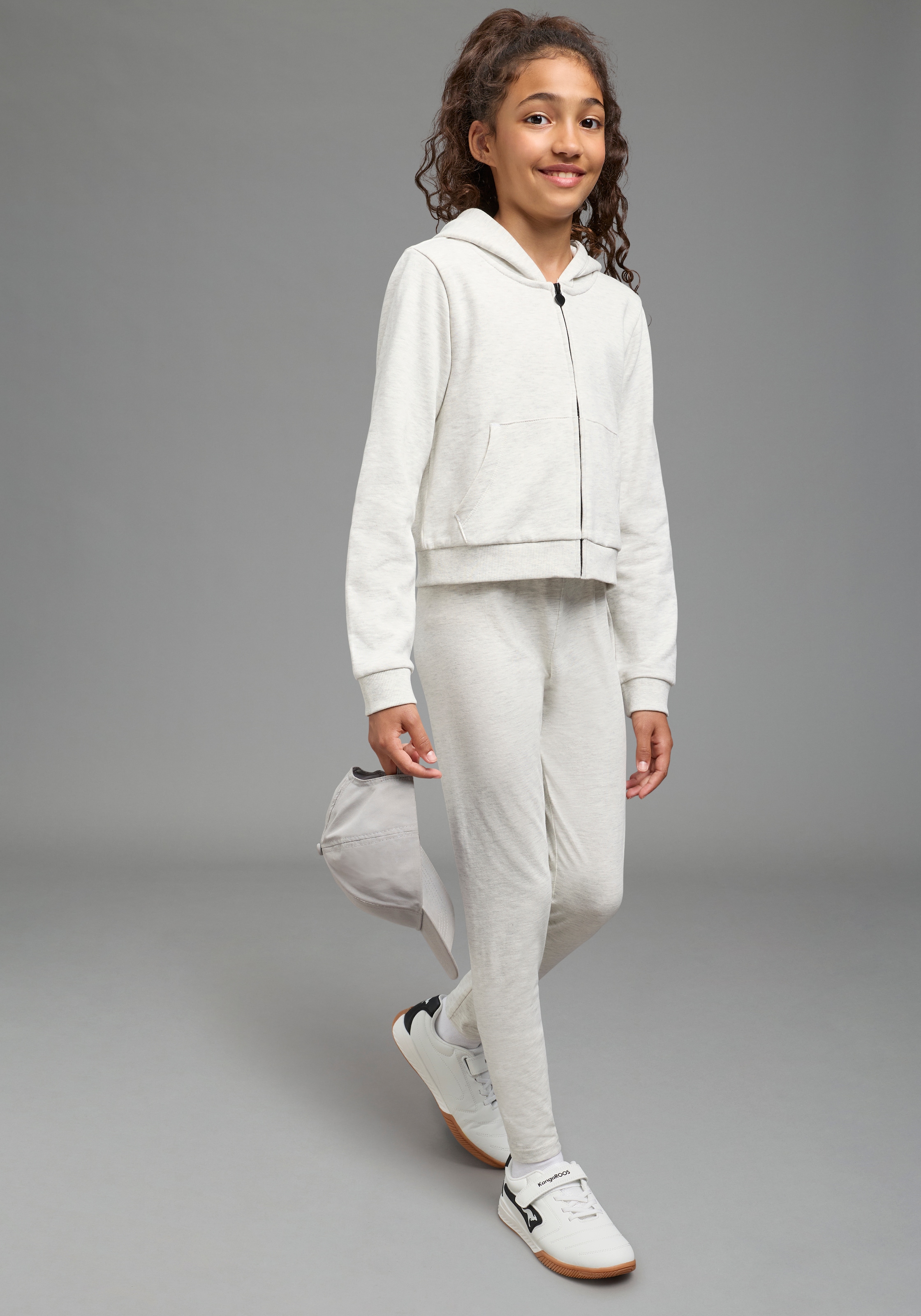 H.I.S Kapuzensweatjacke »Kurzgeschnittene Sweatjacke mit Logoprint für Mädchen« Für TEENS. Sweatjacke in modischer Kurzform und Zipper