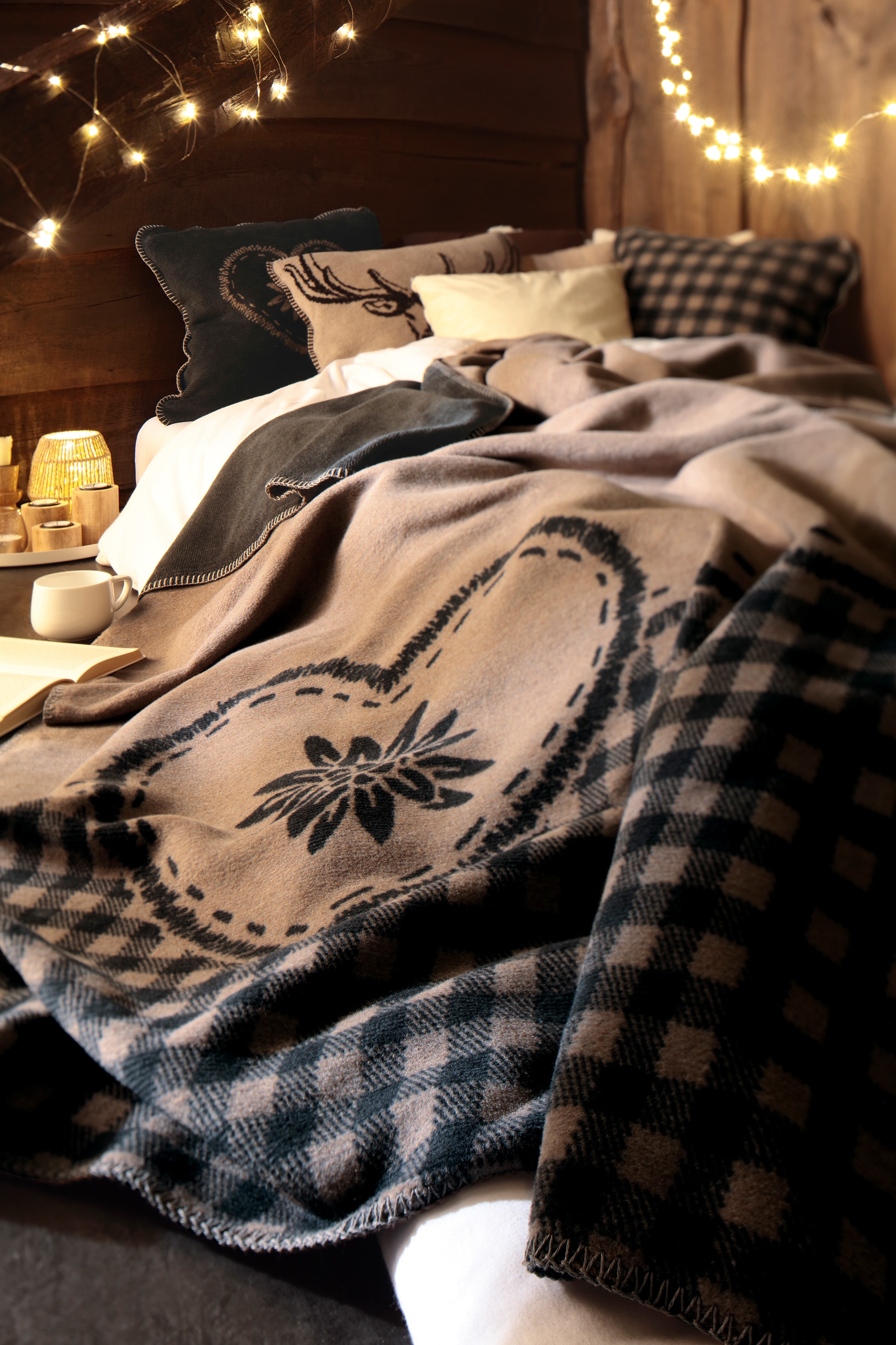 Biederlack Wohndecke »Alp Charm« Herzmotiv mit Enzianblüte mit klassischem Karo