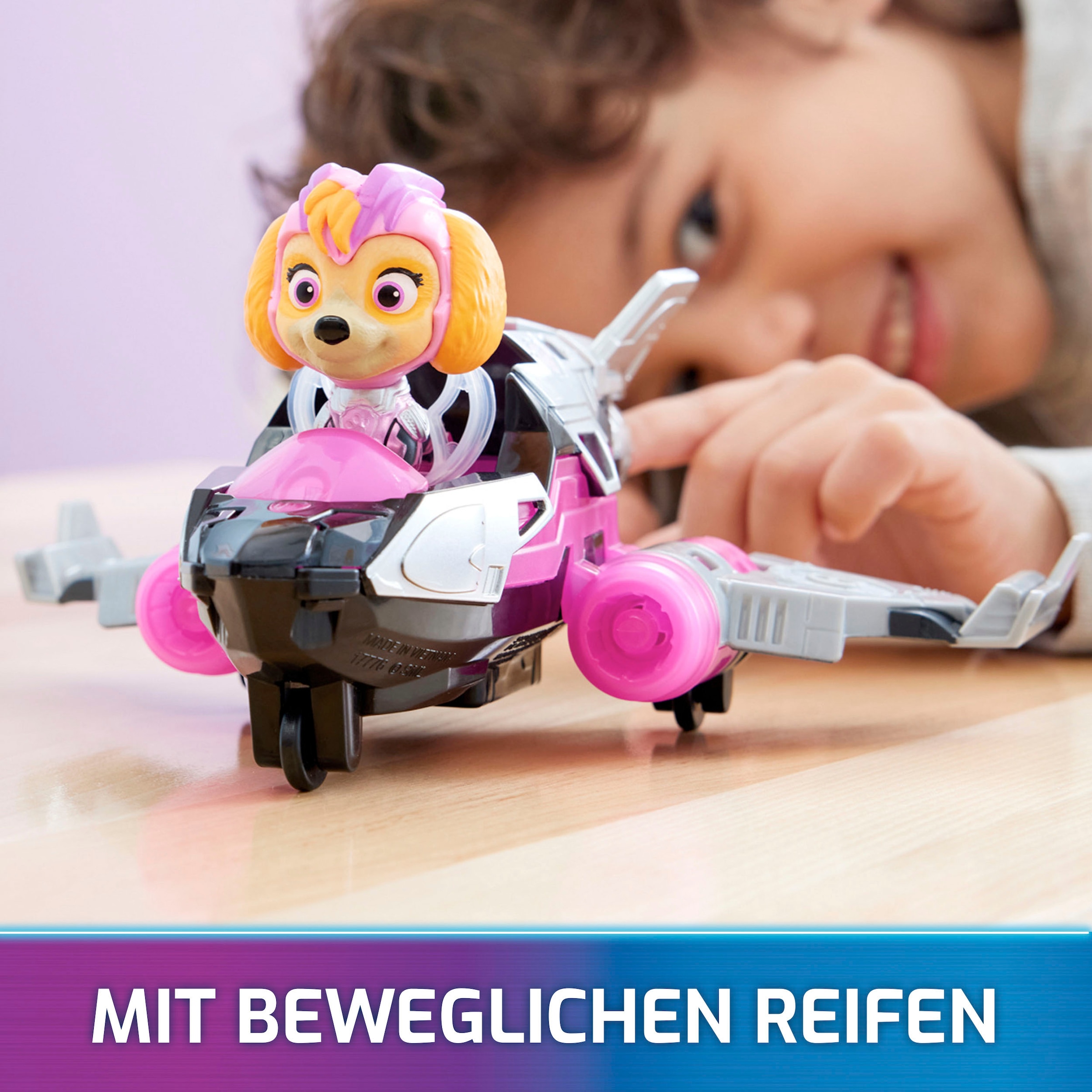 Spin Master Spielzeug-Auto »Paw Patrol - Movie II - Basic Themed Vehicles Skye«, Flugzeug mit Welpenfigur, Licht- und Soundeffekt