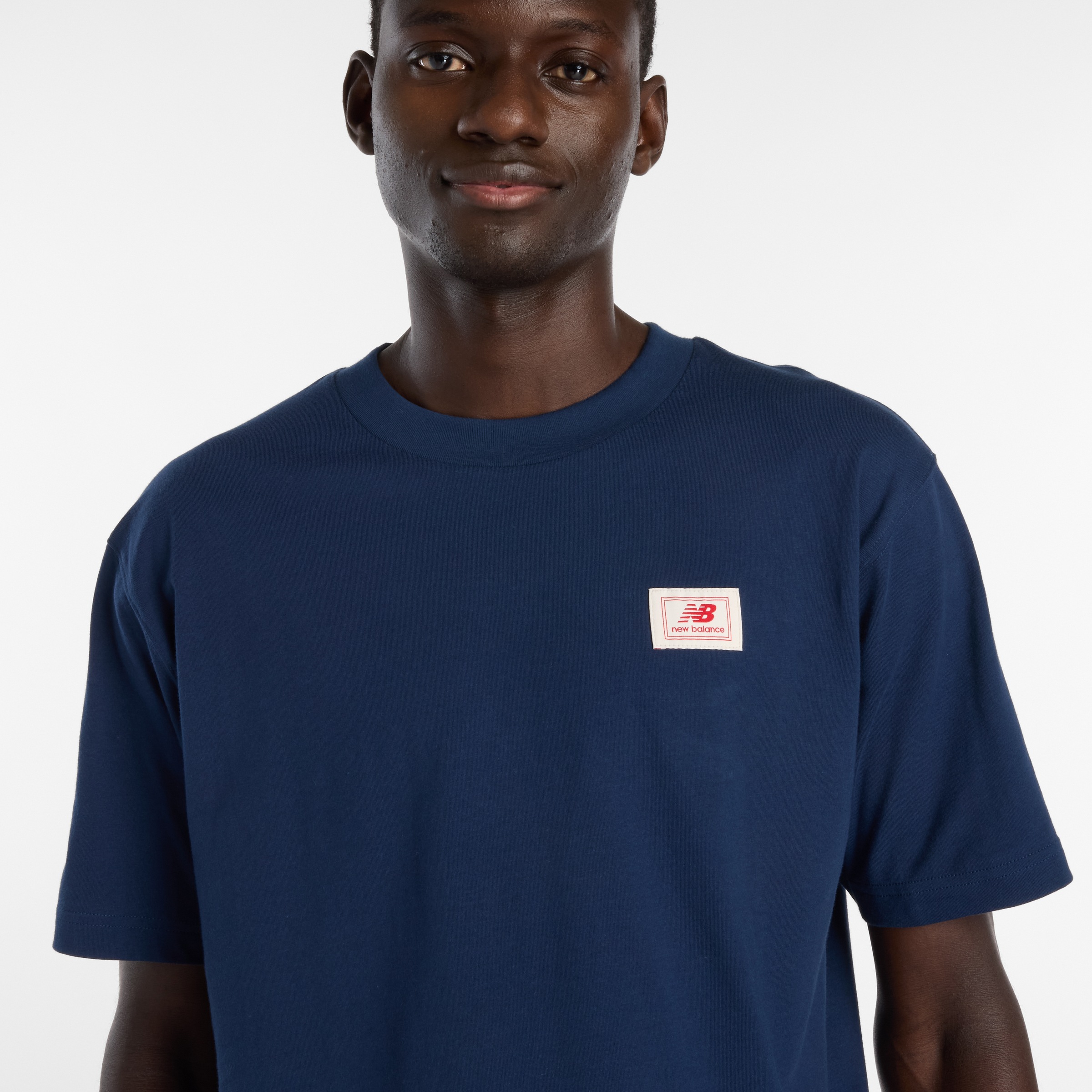 New Balance T-Shirt »WOVEN LABEL T-SHIRT« aus Baumwolle, auch in großen Größen