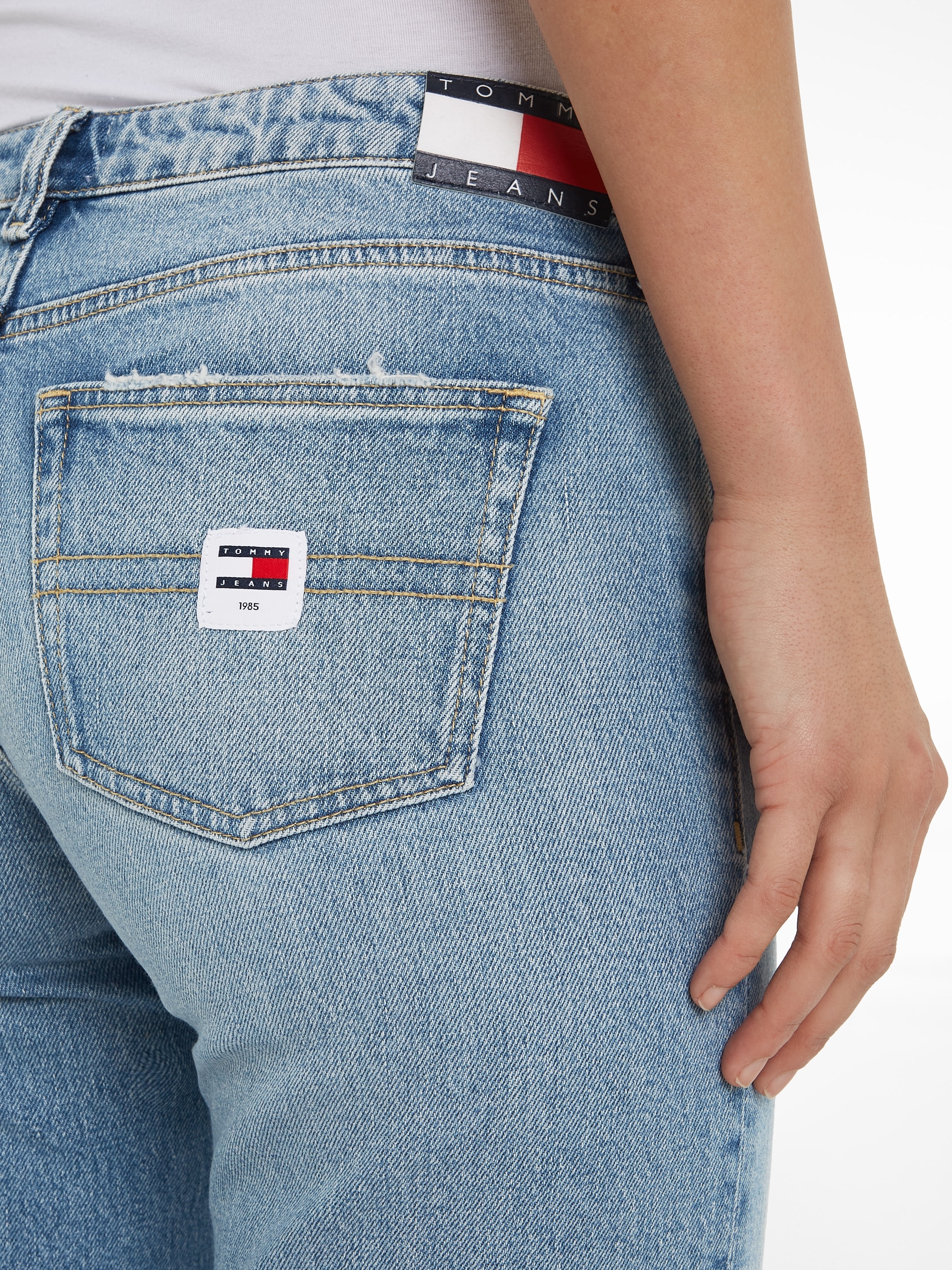 bei Jeans Straight-Jeans Tommy Tommy STR Jeans BH4116«, mit »SOPHIE Flag Logo-Badge LW & ♕
