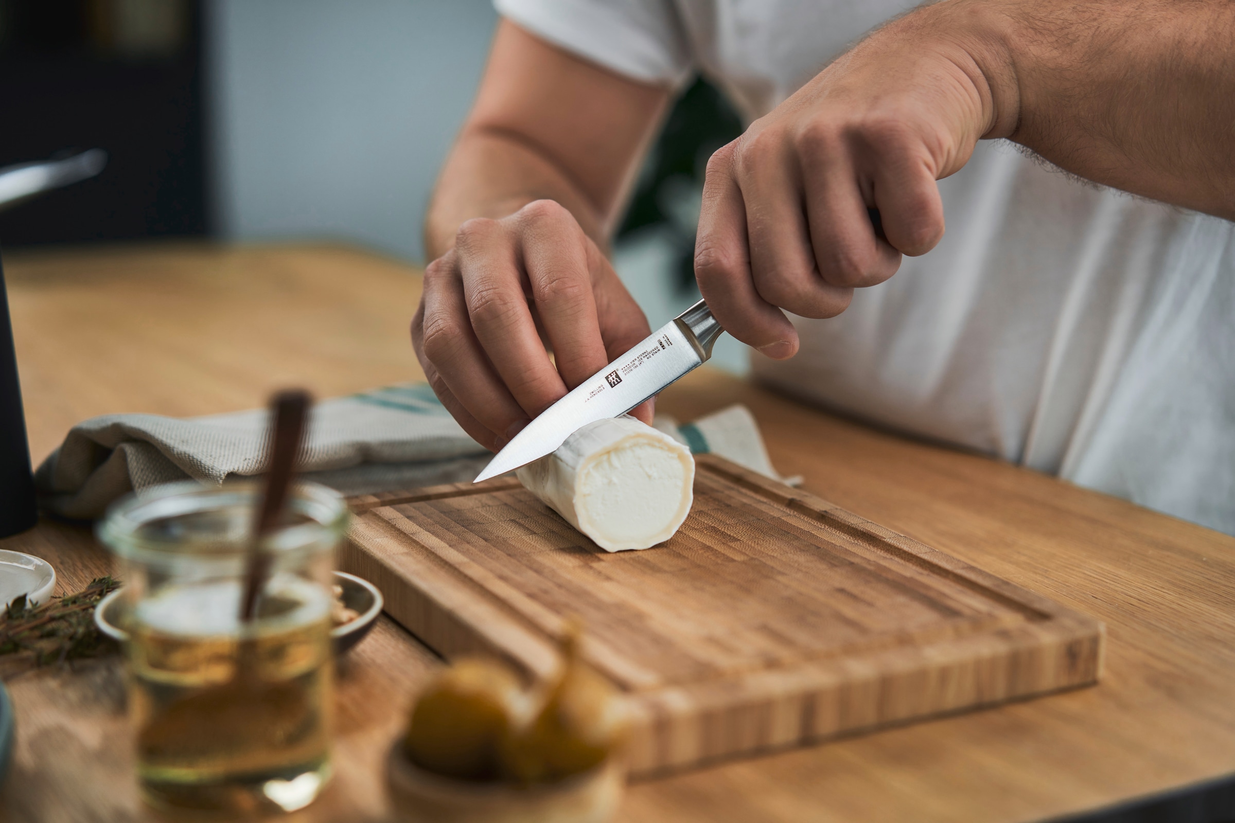 Zwilling Messerblock »**** VIER STERNE, inkl. 4 Messer«, 5 tlg., mit flexiblen Kunststoff-Borsten, Bambus