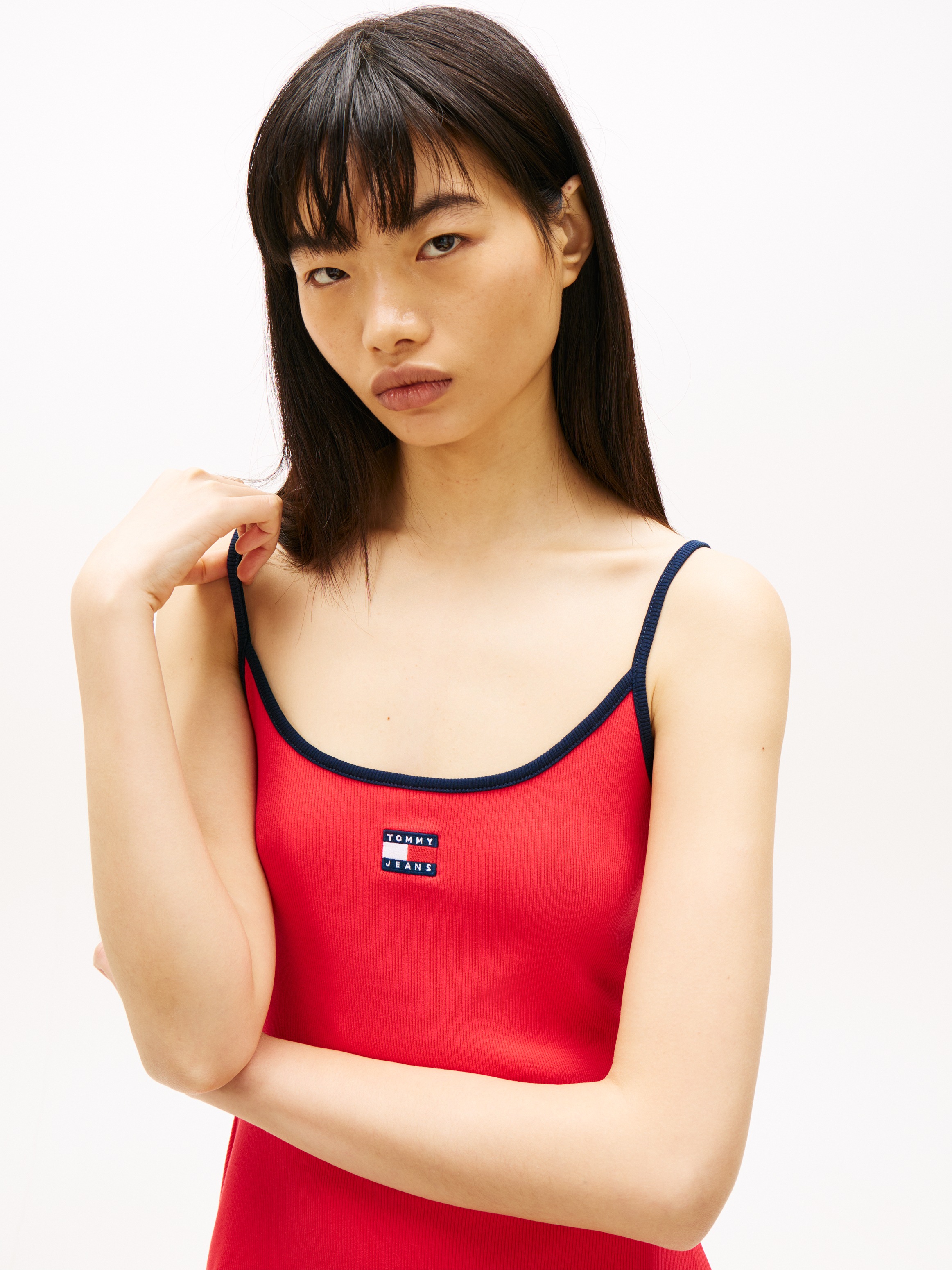 Tommy Jeans Spaghettikleid »TJW F&F STRAPPY BADGE DRESS« Fit and Flare, gerippt, mit Kontrastdetails