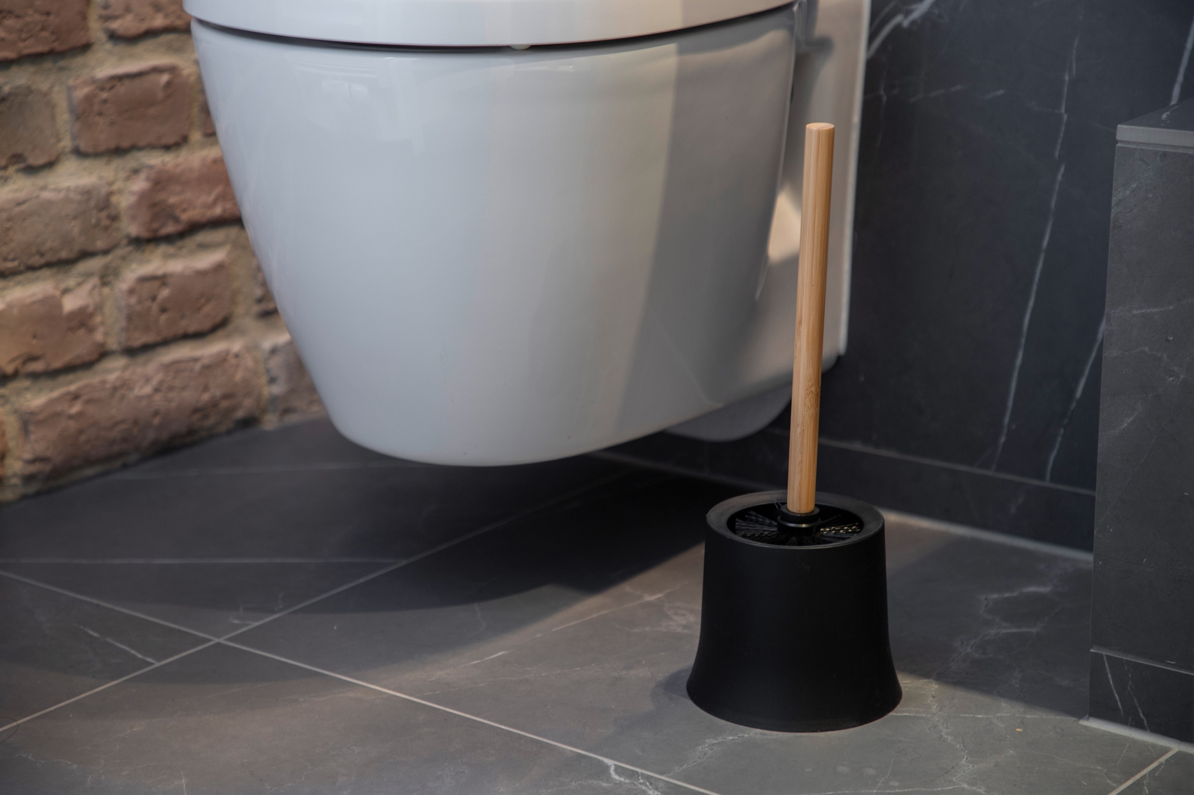 WENKO WC-Garnitur »Basic«, aus Polypropylen-Bambus-Kunststoff, aus Bambus und hochwertigem Kunststoff
