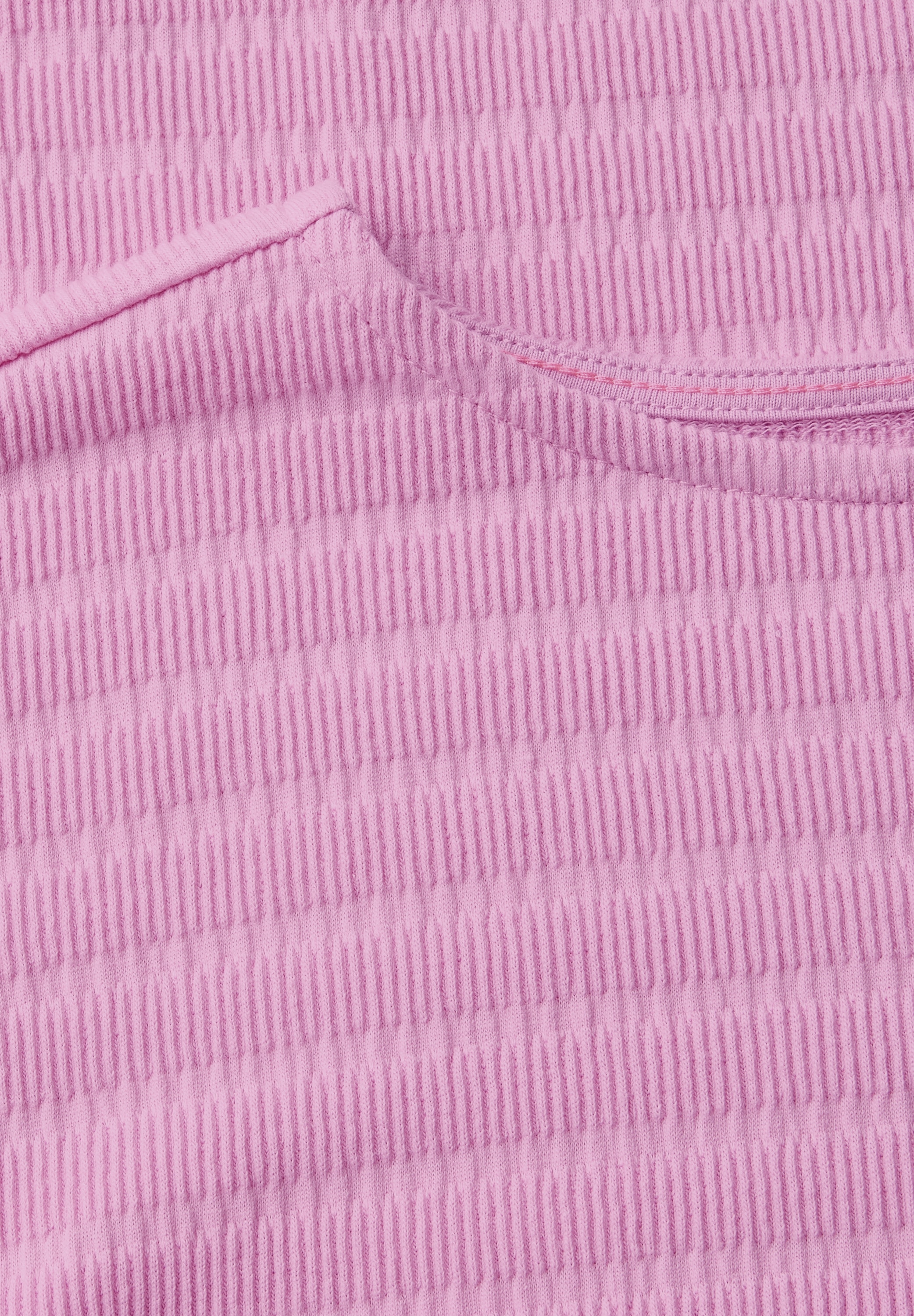 Cecil in Smok-Optik und mit Knoten-Detail