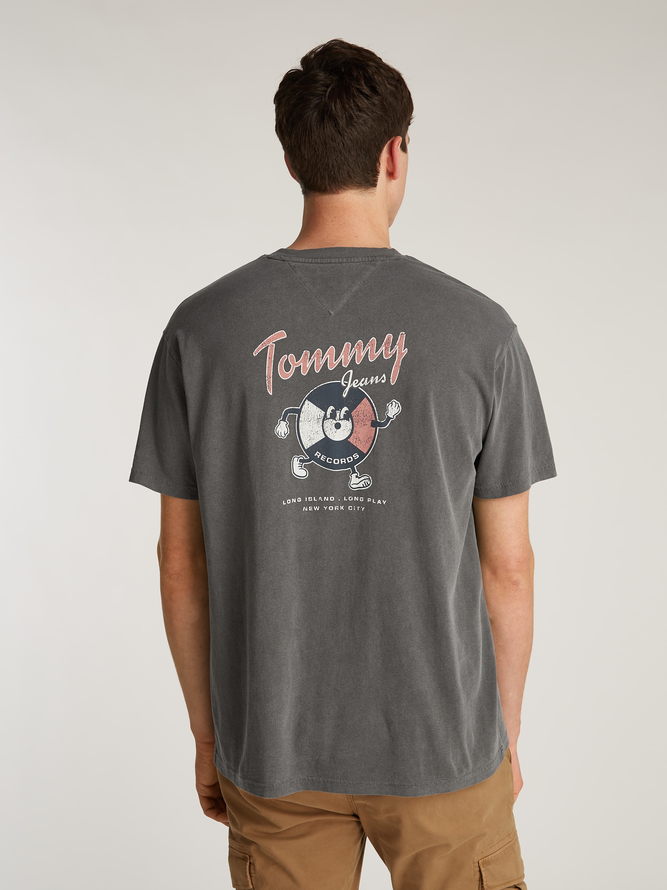 Tommy Jeans T-Shirt »TJM RLX NOVELTY 2 GMD TEE«, mit großem Logo am Rücken