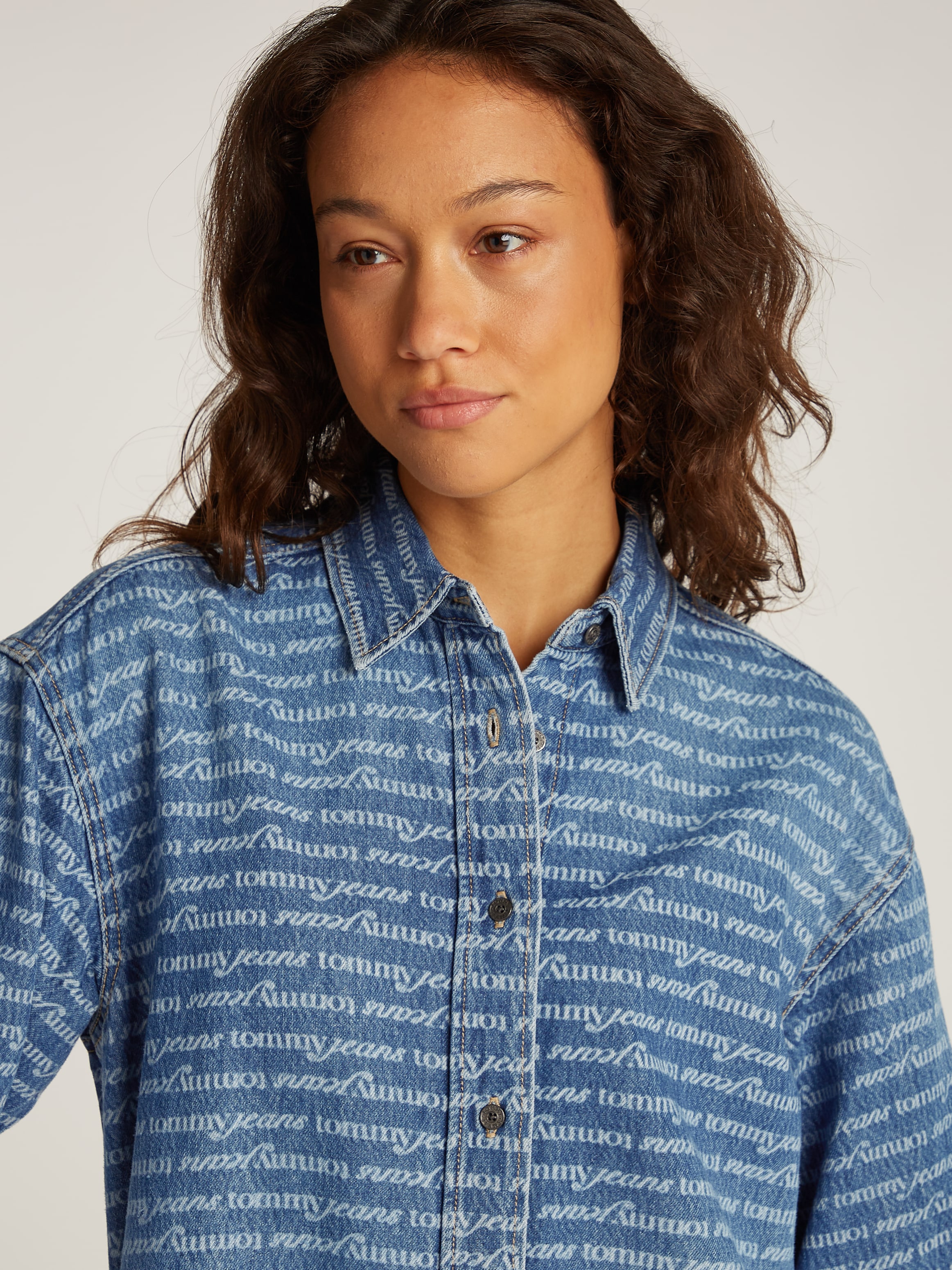 Tommy Jeans Hemdblusenkleid »RELAXED SHIRT DRESS AI6056 EXT«, mit Allover-Brand-Muster