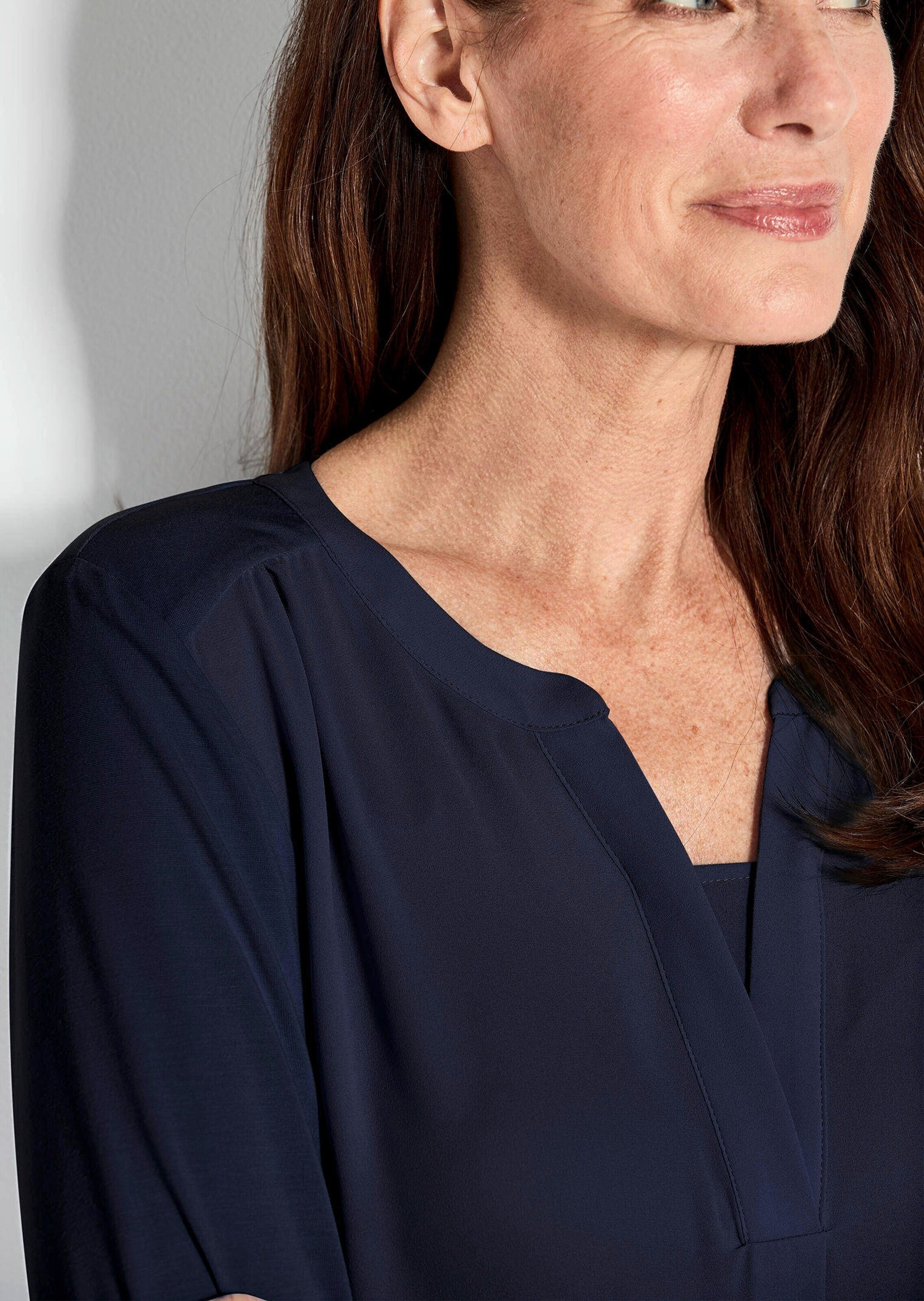 GOLDNER Kurzarmbluse »Langarm Damen Unibluse mit Chiffoneinsatz und Rundhalsaussschnitt«