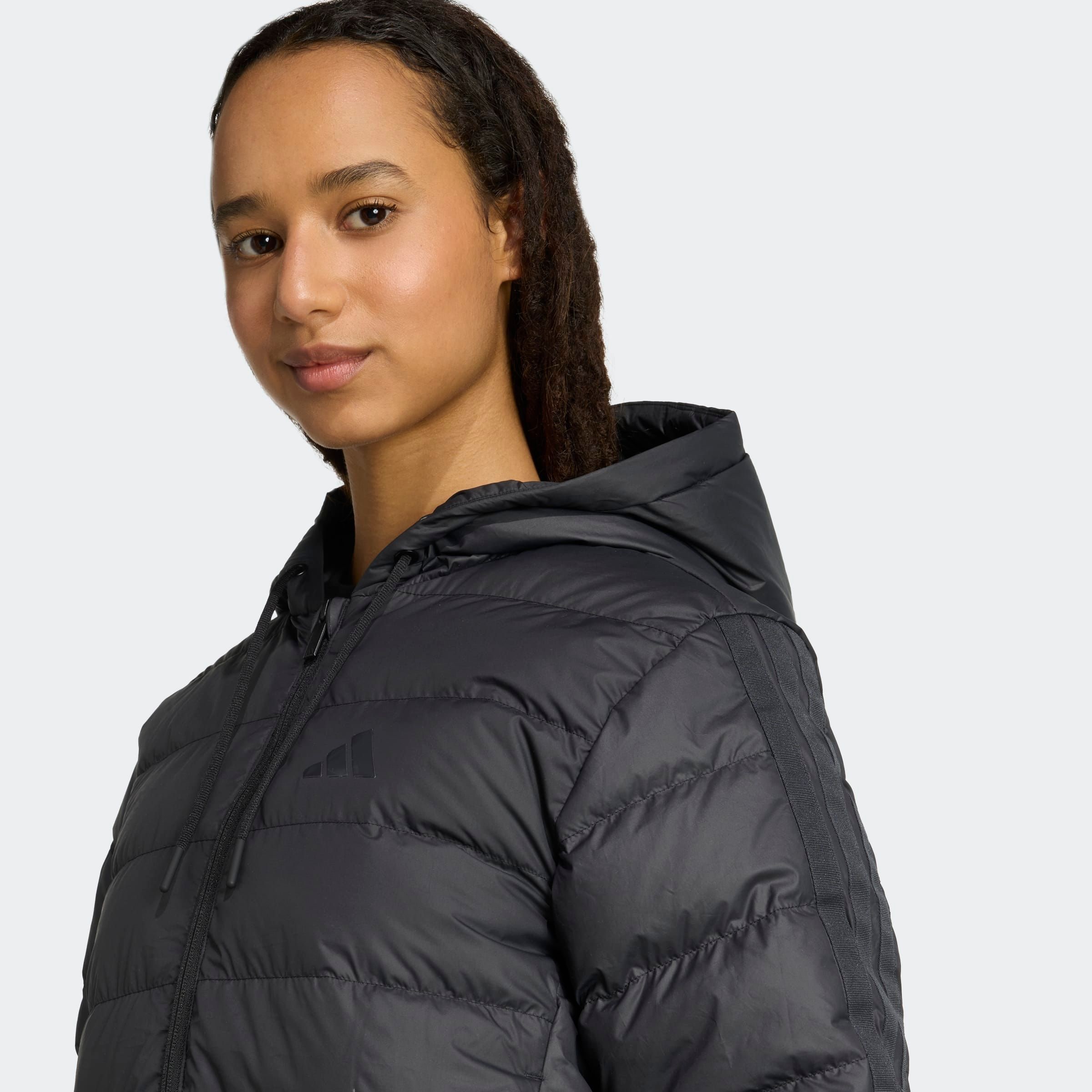 adidas Sportswear Daunenjacke »ESSENTIALS CLIMAWARM 3-STREIFEN LIGHT DAUNENPARKA MIT KAPUZE« für Erwachsene, mit wärmender Wattierung aus Entendaune und Federn