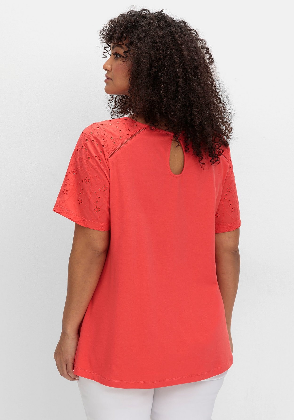 Sheego T-Shirt »Shirt im Materialmix, mit Lochstickereien«
