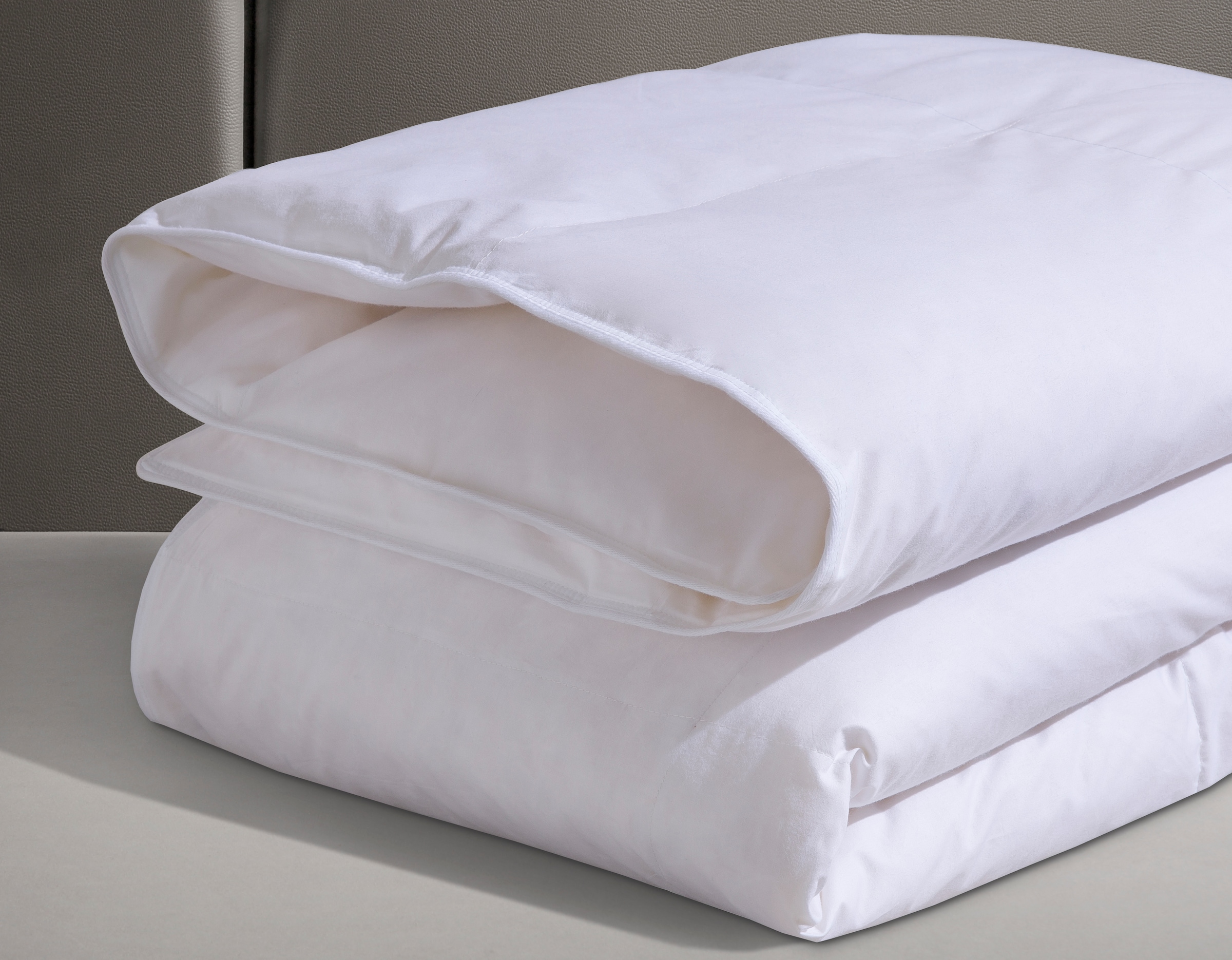 RIBECO Federbettdecke »Laram, Bettdecken für Sommer oder Winter, Made in Germany« leicht Füllung 90 % Federn, 10 % Daunen Bezug Baumwolle 1 Stk. tlg. Super Preis-Leistung, Bettdecke 135x200 cm oder 155x220 cm, Decke