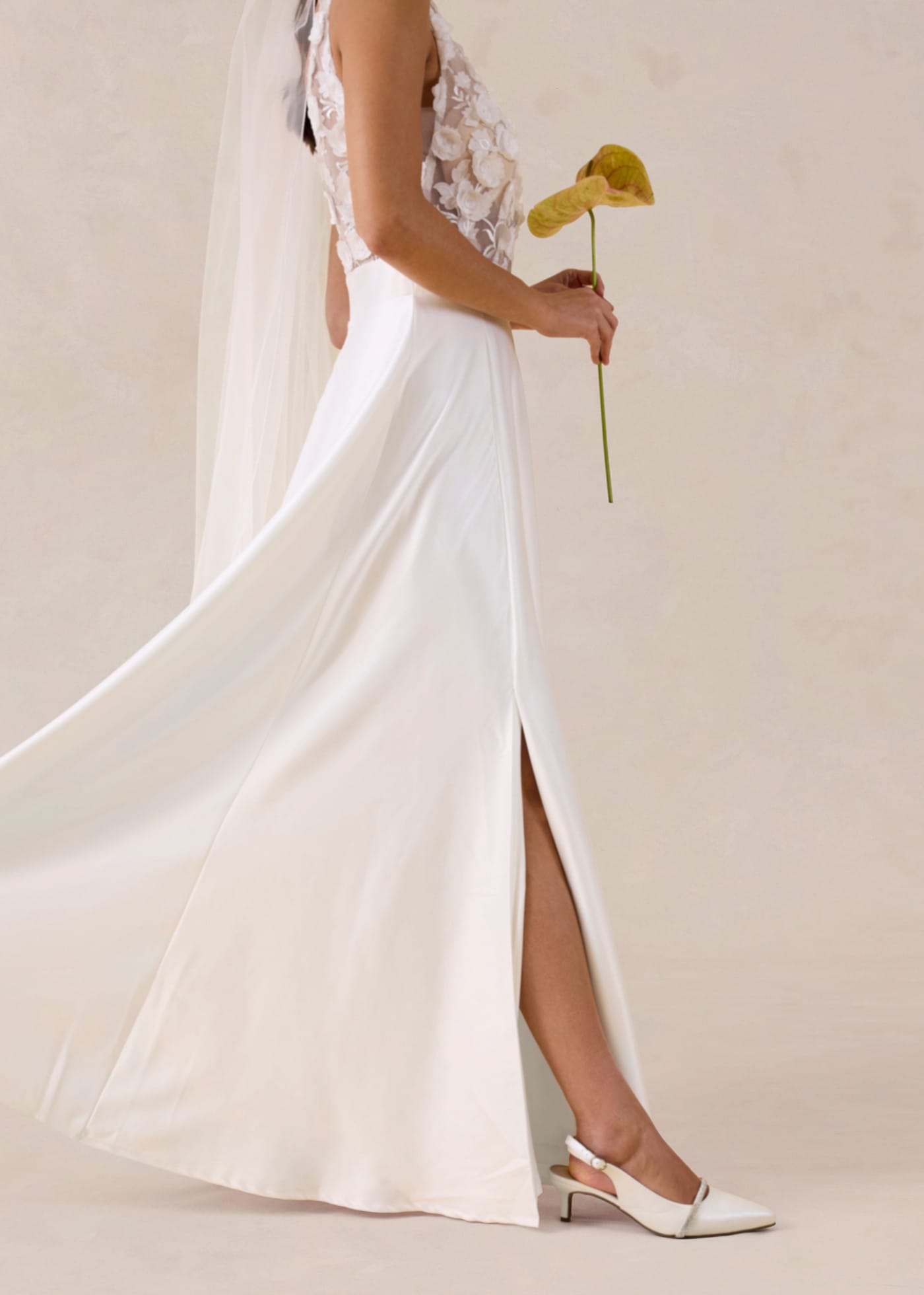 bonprix Brautkleid schmale Passform, aus glänzendem Satin, mit hohem Schlitz, ärmellos