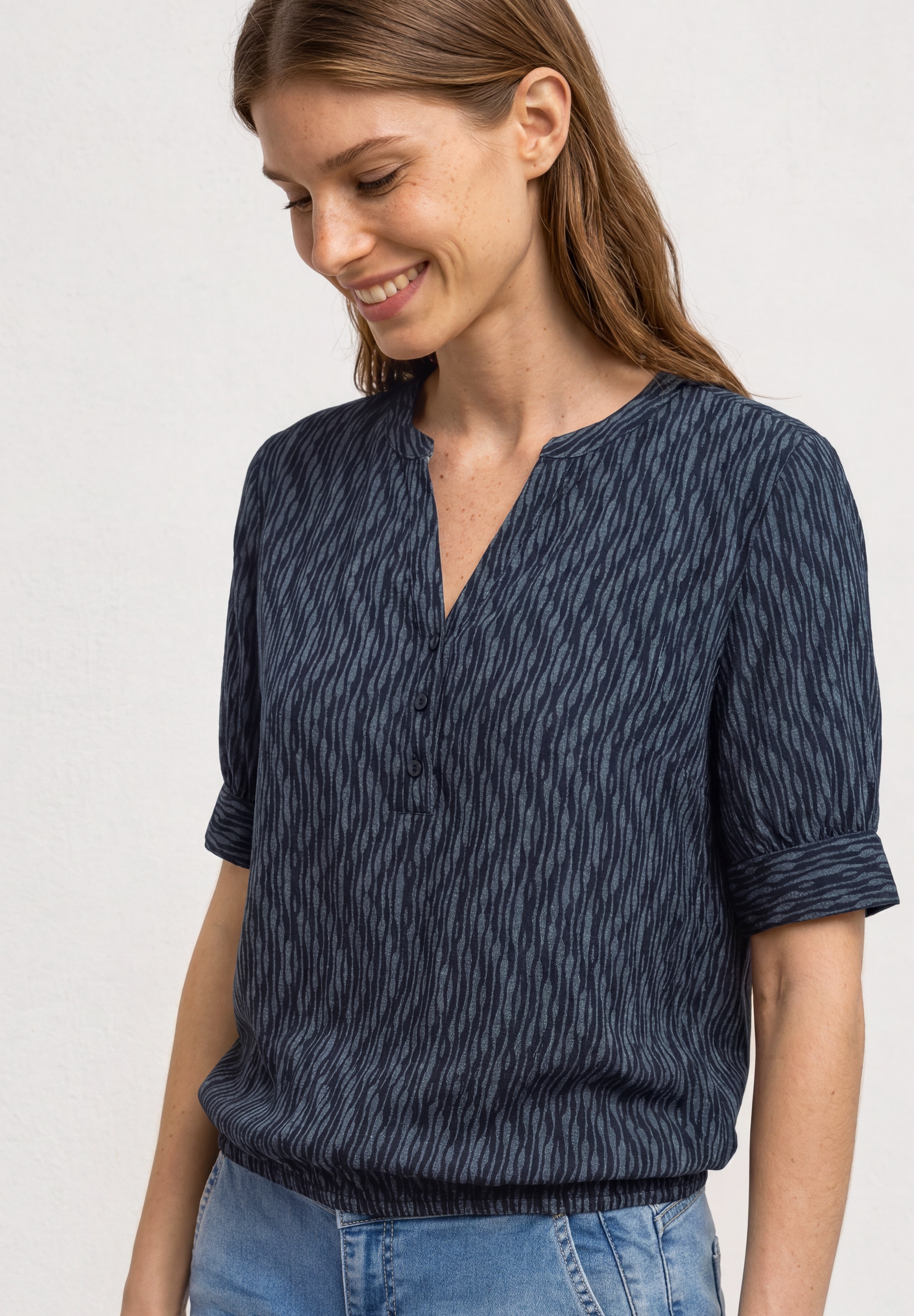 STREET ONE Kurzarmbluse Kurze Sommerbluse mit Allover-Print und Splitneck