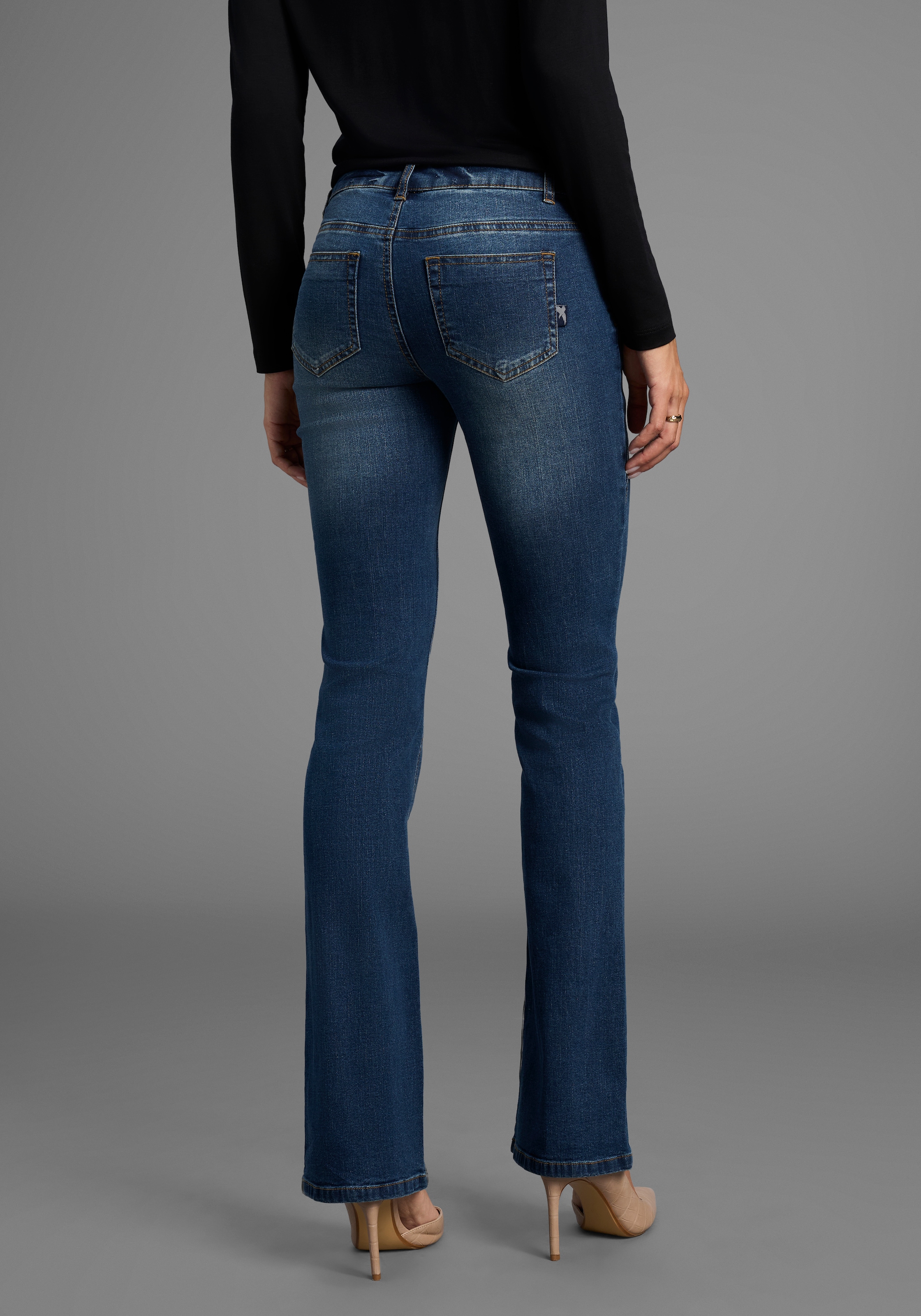 Arizona Bootcut-Jeans »mit Keileinsätzen«, ausgestellte Beinform, niedrige Leibhöhe, elastisches Material