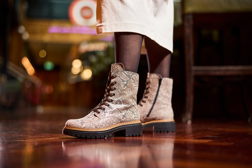 Rieker Schnürboots  Schnürstiefelette, Profilsohle, in veganer Verarbeitung
