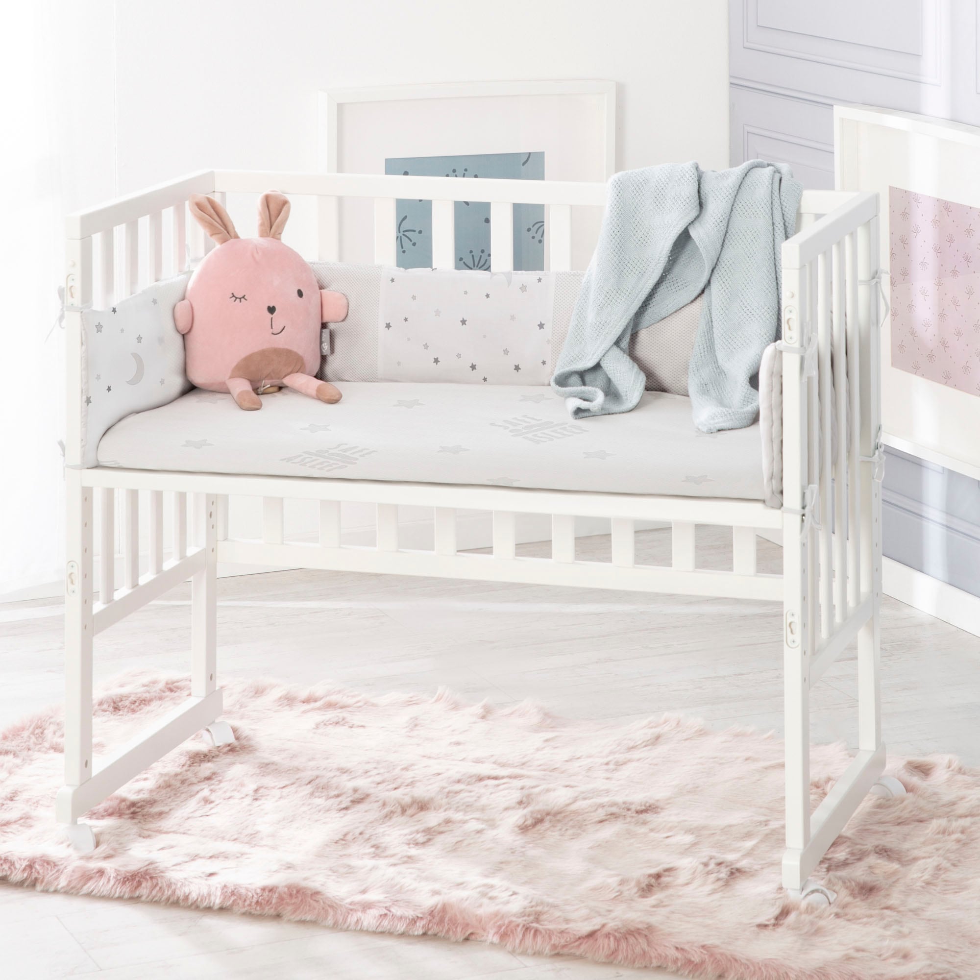 roba® Stubenbett »Safe Asleep® 2in1, weiß, Sternenzauber grau«, mit 4 Rollen, Matratze, Nestchen und Sicherheitsbarriere
