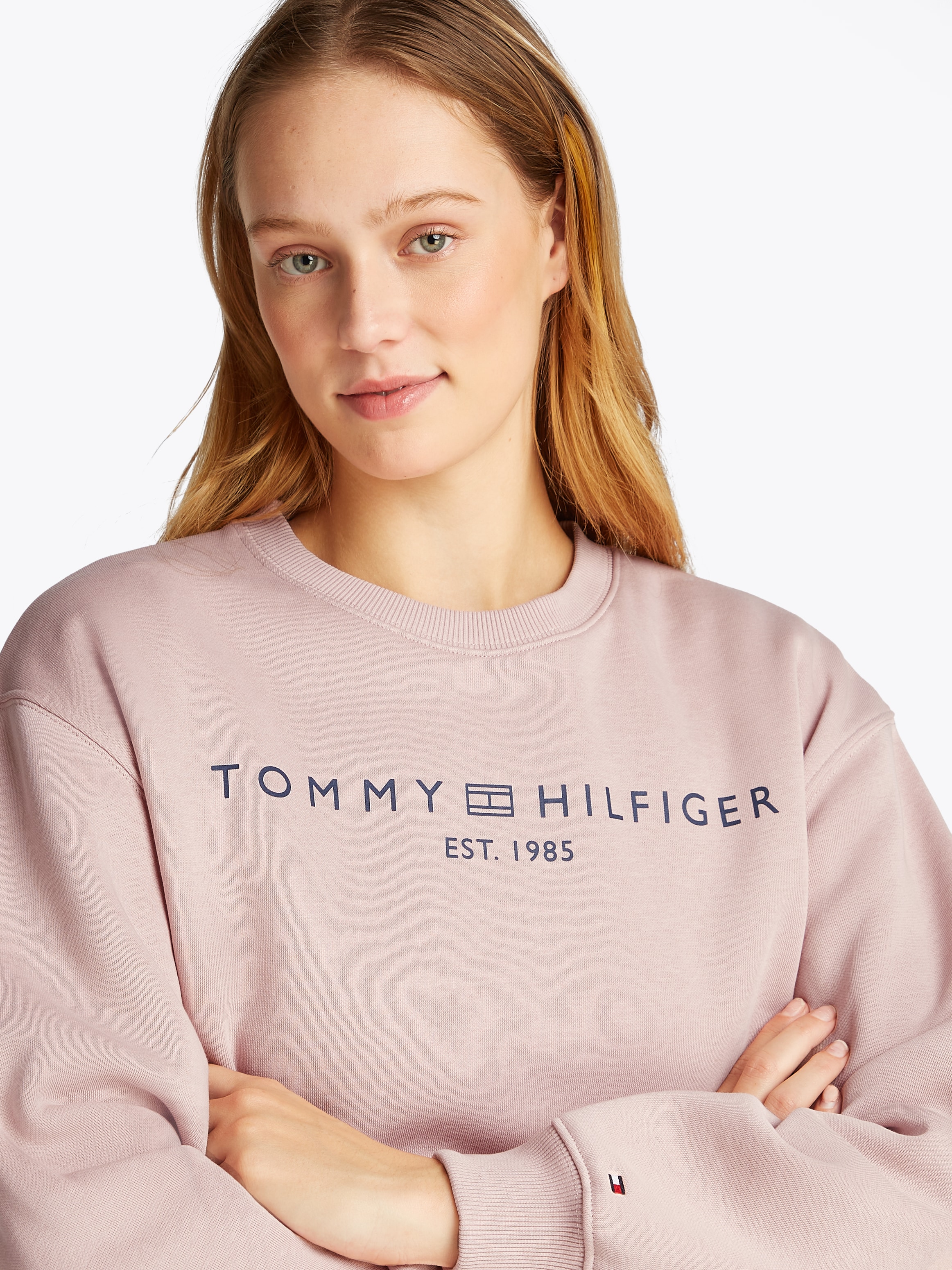 Tommy Hilfiger Sweatshirt »MDRN REG CORP LOGO C-NK SWTSHRT«, mit Logoschriftzug