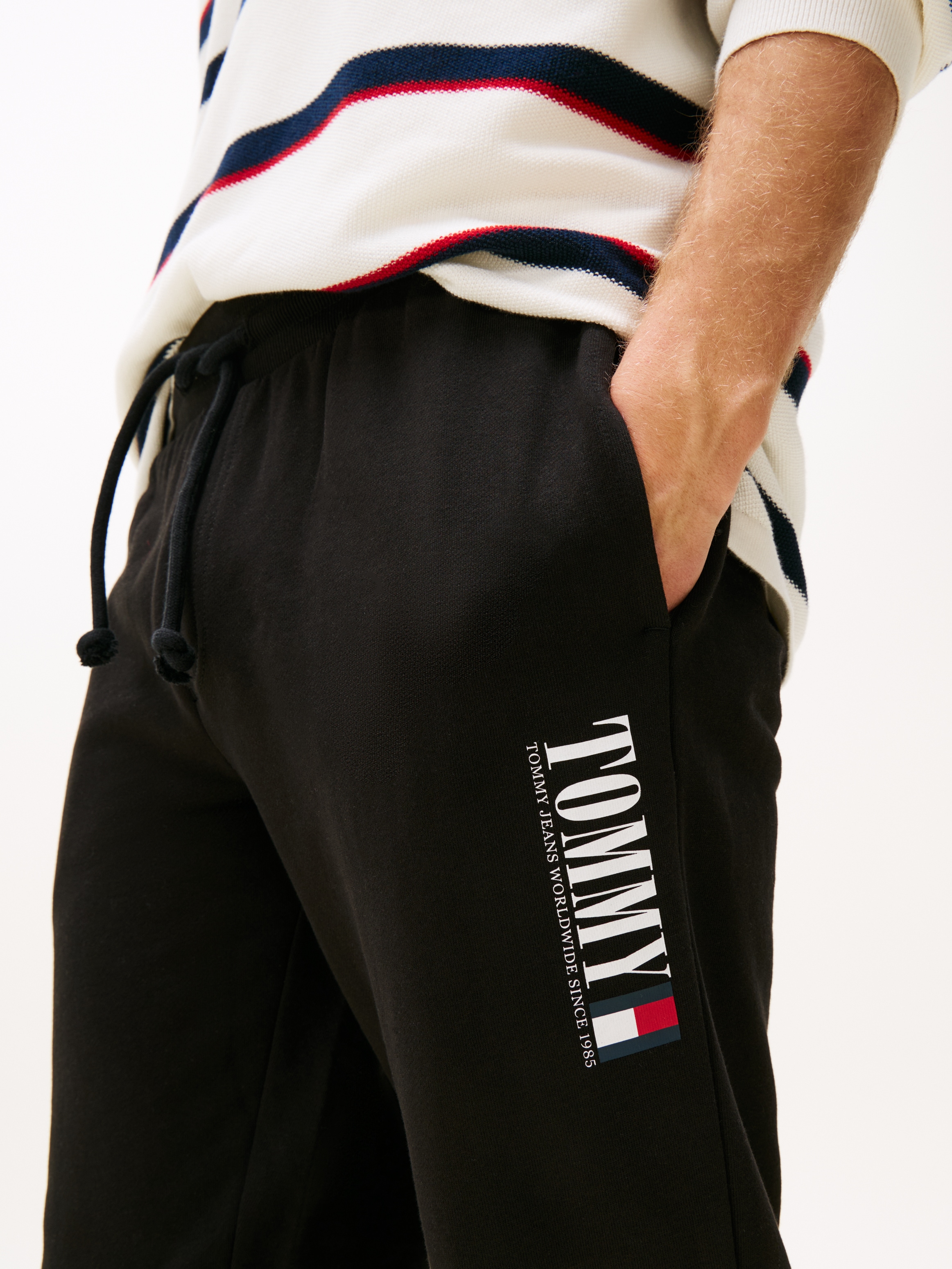 Tommy Jeans Sweathose »TJM SLIM RWB DNA GRAPHIC PANT«, mit elastischem Bund, großer Logoprint