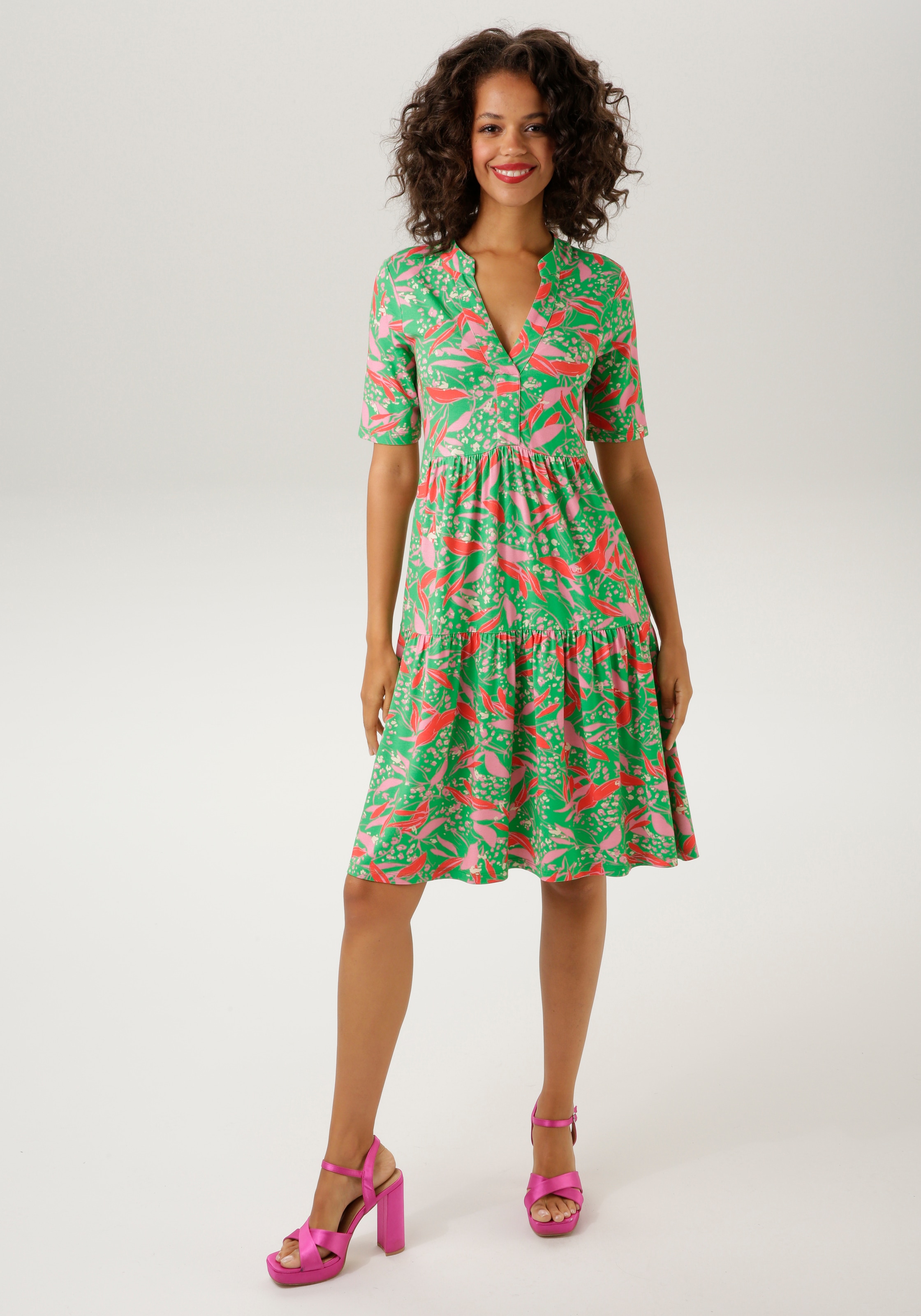 Aniston CASUAL Sommerkleid, mit trendfarbenem, graphischem Blumendruck - NEUE KOLLEKTION