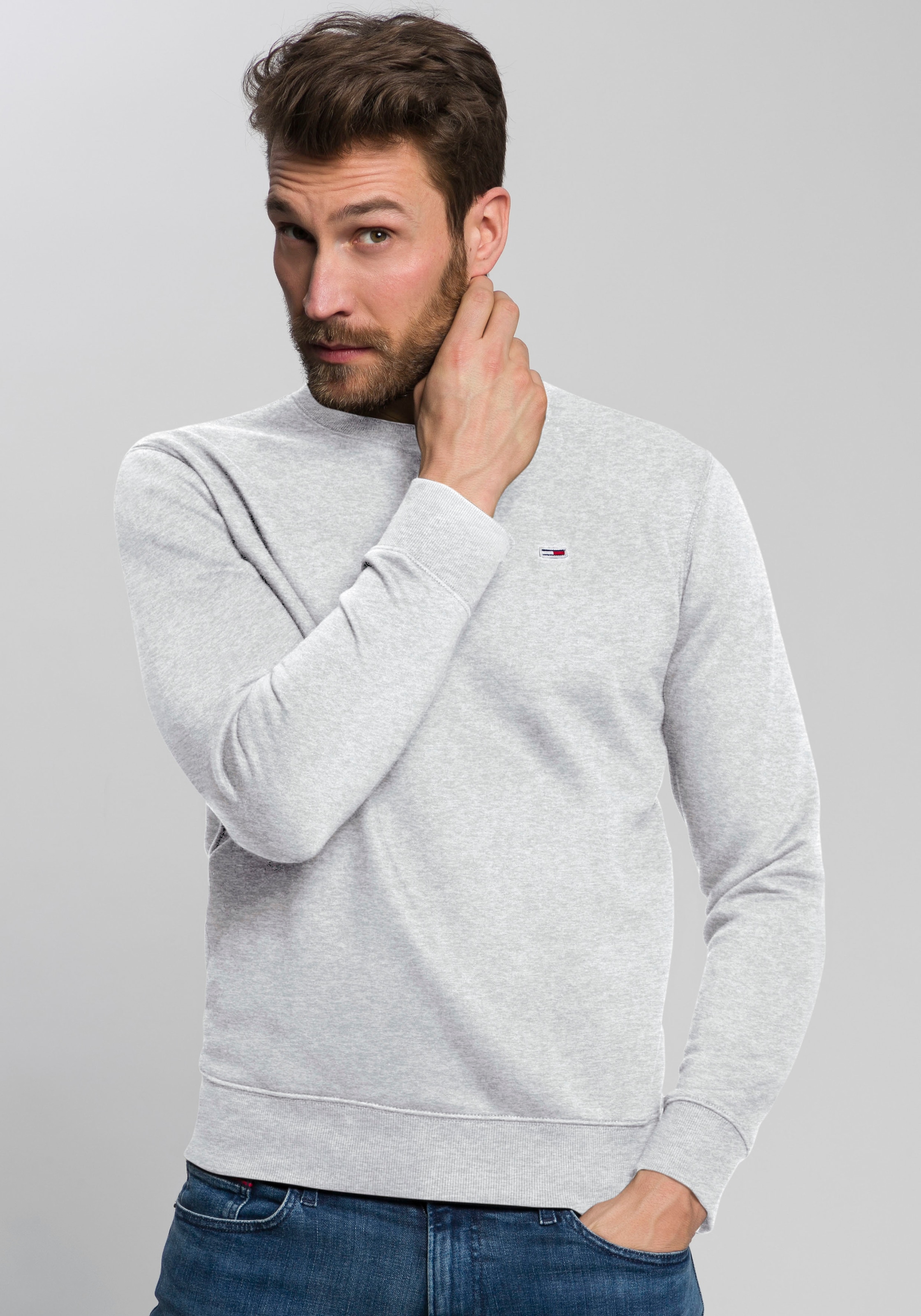 Tommy Jeans Sweatshirt »TJM REGULAR FLEECE C NECK«, mit Markenlogo auf der Brust