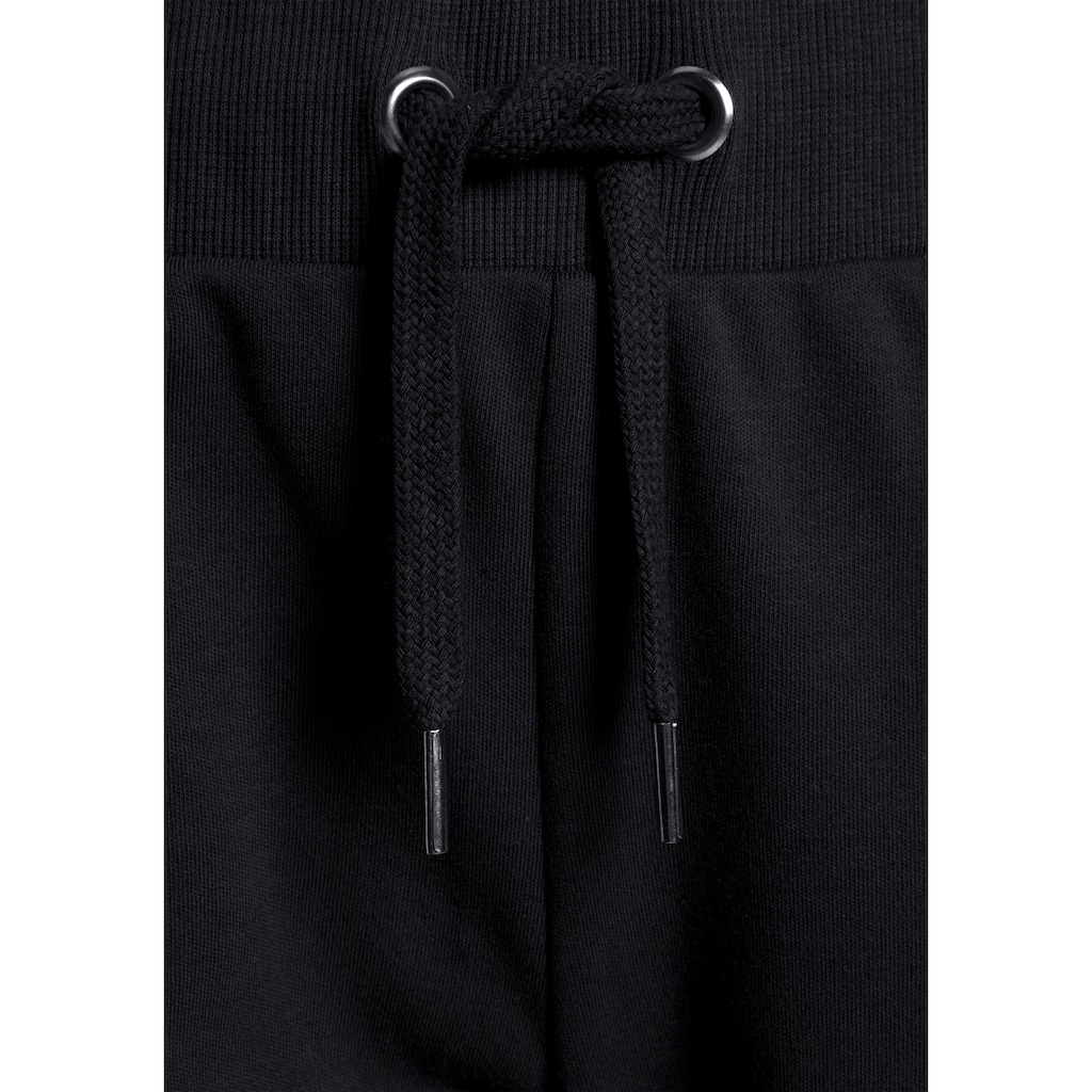 Bench. Loungewear Relaxhose, mit glänzender Logostickerei, Loungeanzug