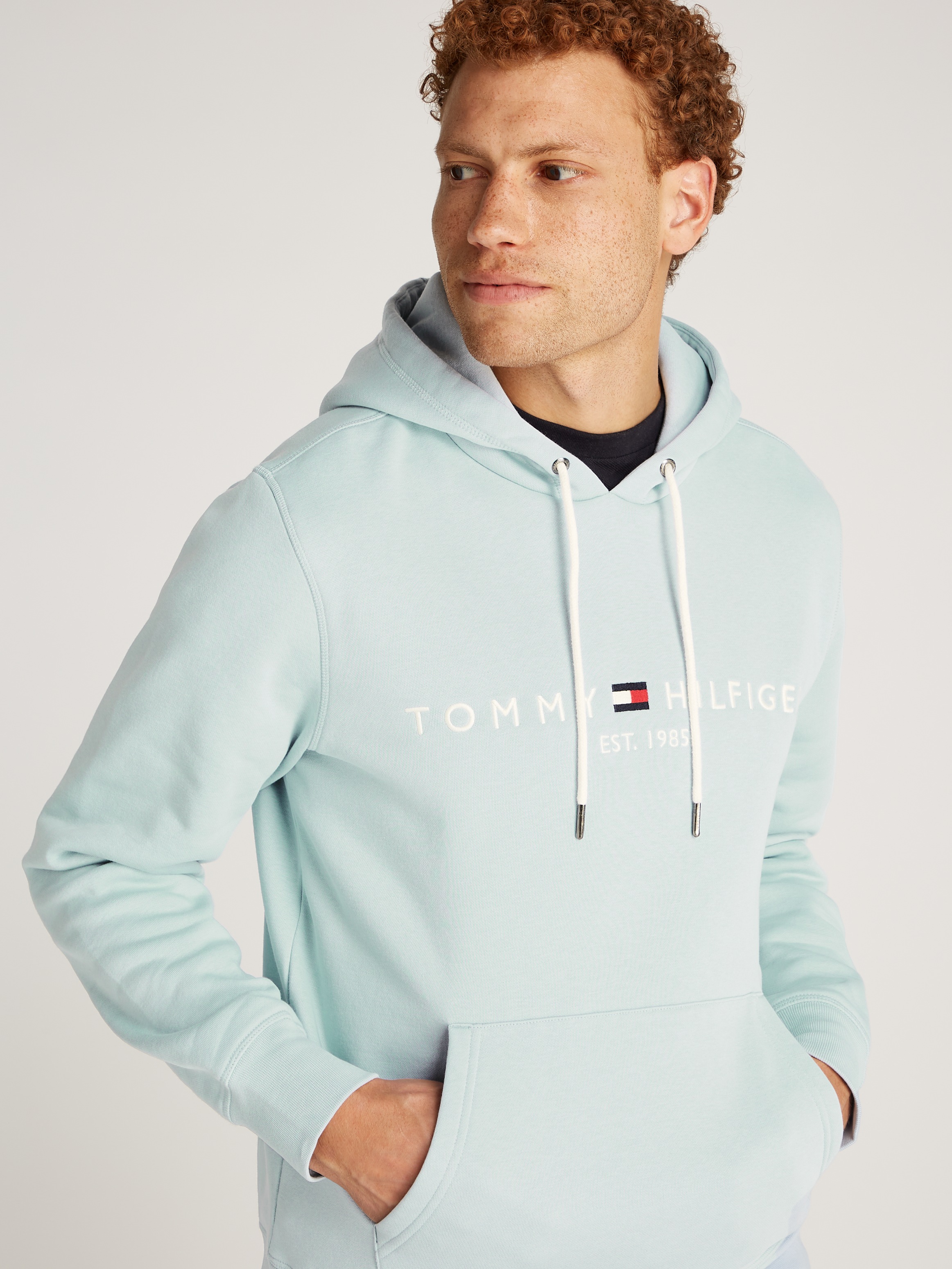 Tommy Hilfiger Kapuzensweatshirt »TOMMY LOGO HOODY«, mit Kapuze und Kängurutasche
