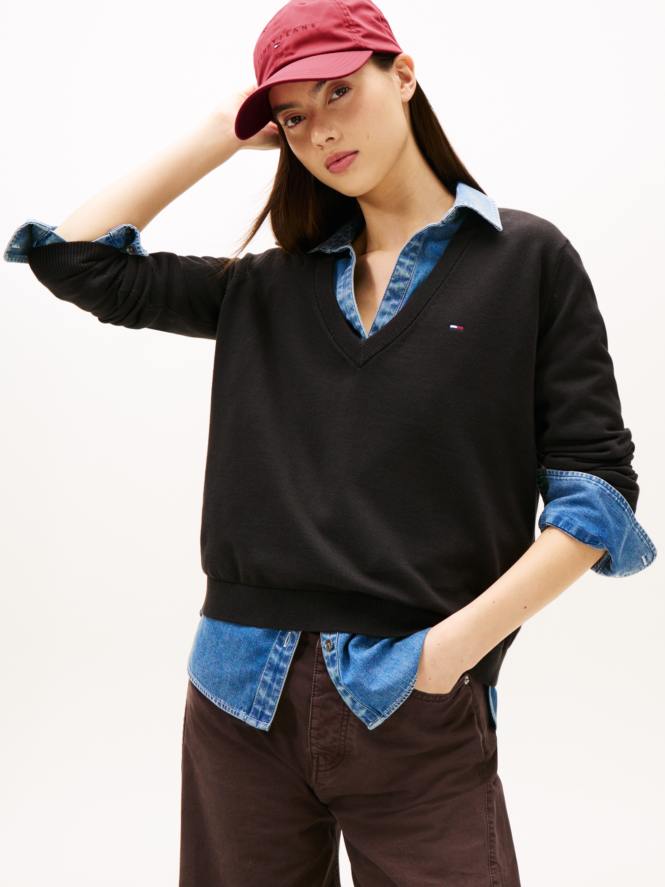 Tommy Jeans V-Ausschnitt-Pullover »TJW ESSENTIAL VNECK SWEATER EXT« mit Logostickerei