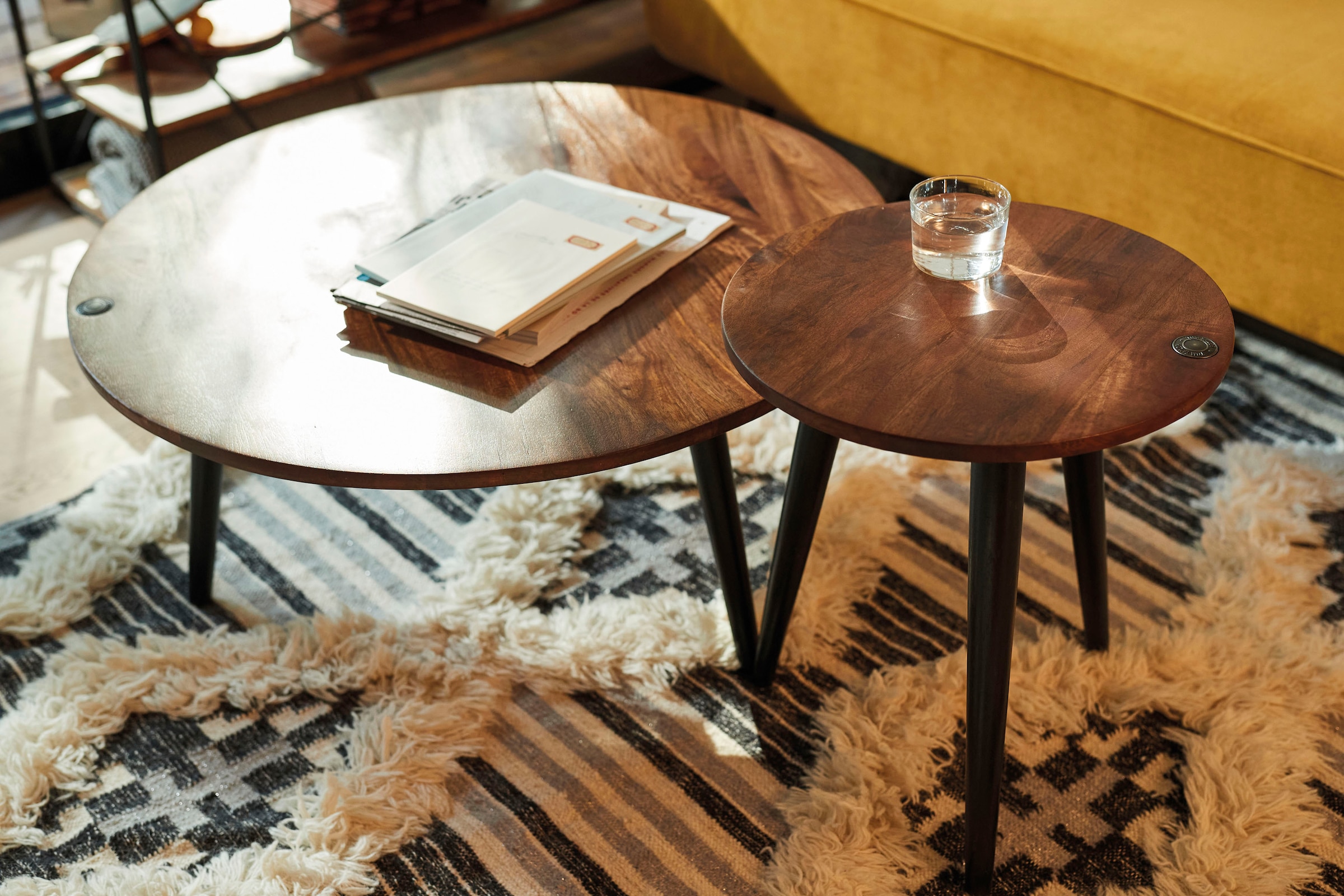 TOM TAILOR HOME Beistelltisch »T-WOOD TABLE MEDIUM«, Beistelltisch mit Knopfdetail, dunkles Mangoholz und schwarze Beine