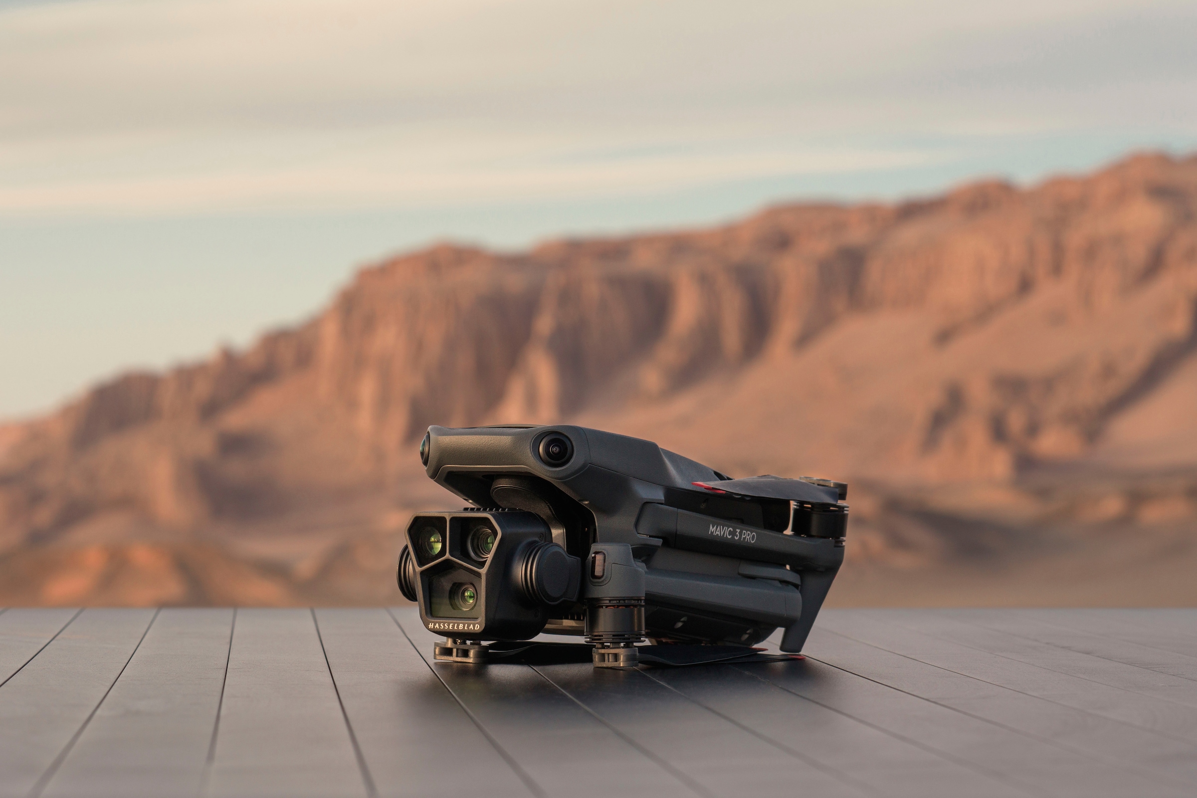 DJI Drohne »DJI Mavic 3 Pro Cine Premium«, (DJI RC Pro Fernsteuerung, 1TB SSD, 3 Akkus und Ladestation)