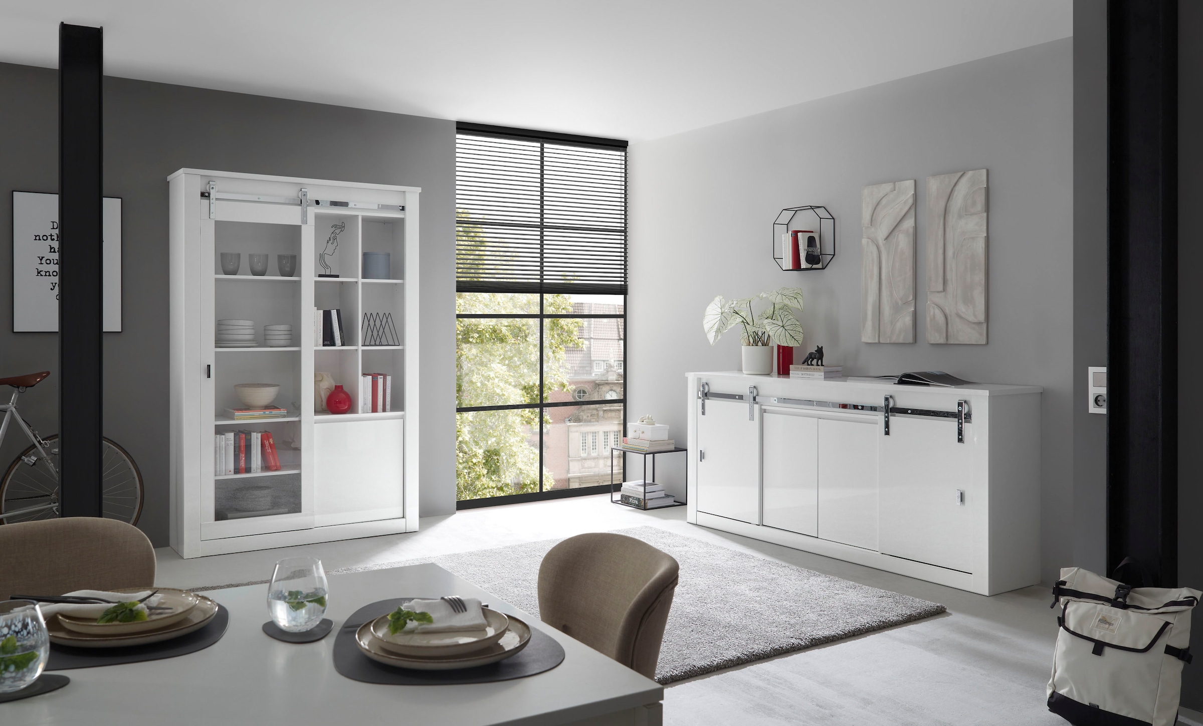 Home affaire Vitrine »Daytona, moderner Hochschrank, Glasvitrine in Weiß Hochglanz« mit Schiebetürenbeschlag in Chrom-Optik, ausreichend Stauraum