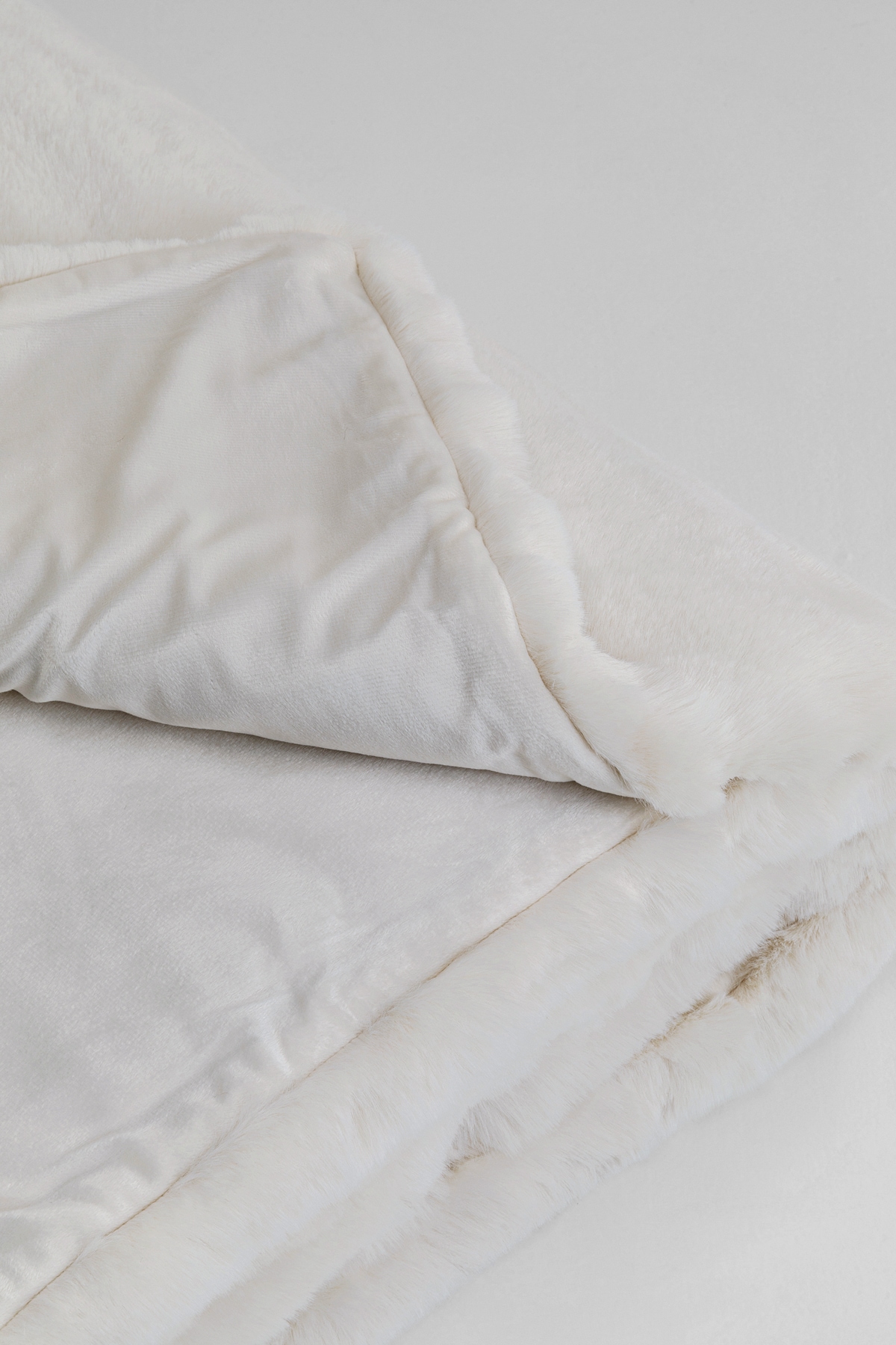 Kare Design Tagesdecke »Wohndecke Mika, Kunstfelldecke, 150x200 cm« flauschig und warm