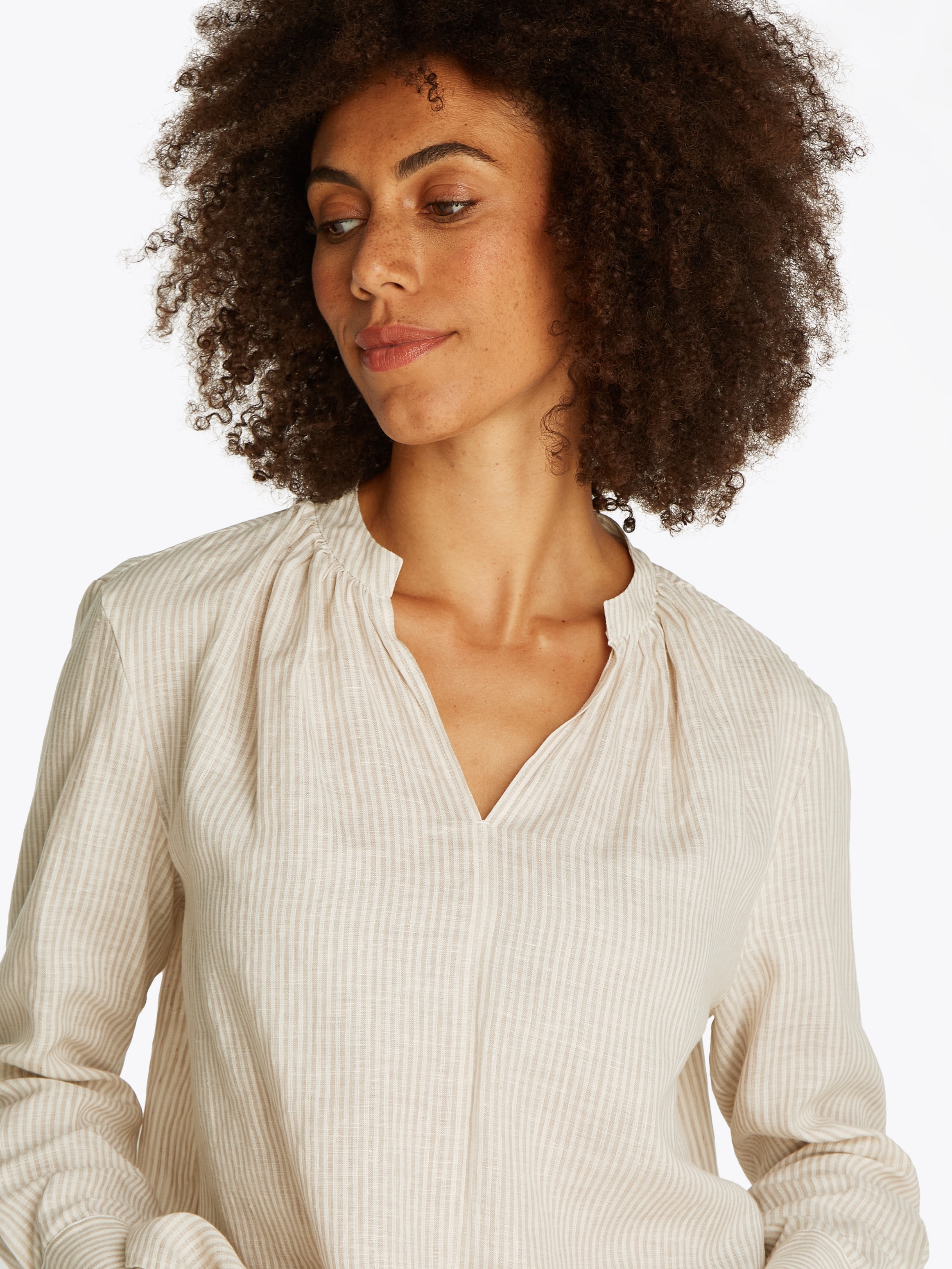Tommy Hilfiger Klassische Bluse »ESS LINEN V-NECK BLOUSE«, mit Raffung,kühlendes Premium Leinen