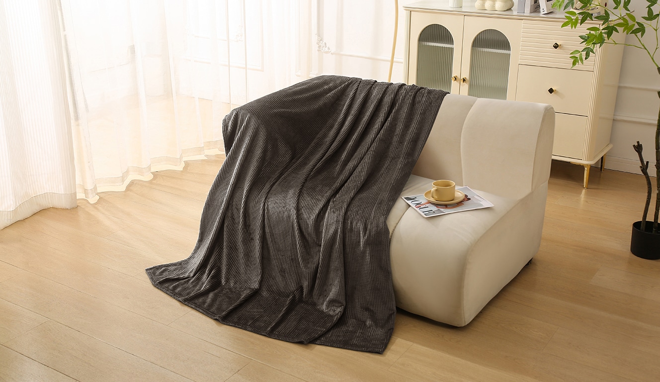 Bruno Banani Wohndecke »Shakira«, Kuscheldecke mit Prägedruck, 150x200 cm