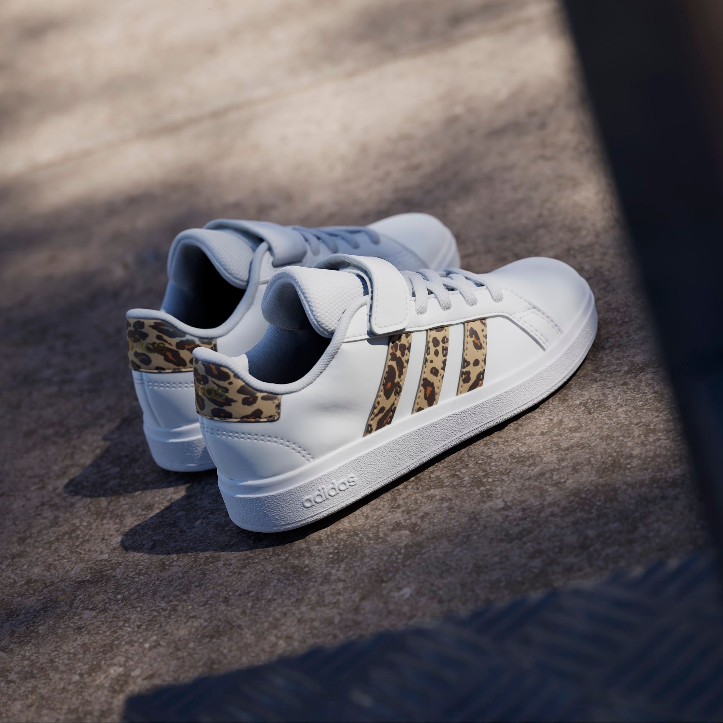 adidas Sportswear Sneaker »GRAND COURT 2.0 KIDS«, Design auf den Spuren des adidas Superstar