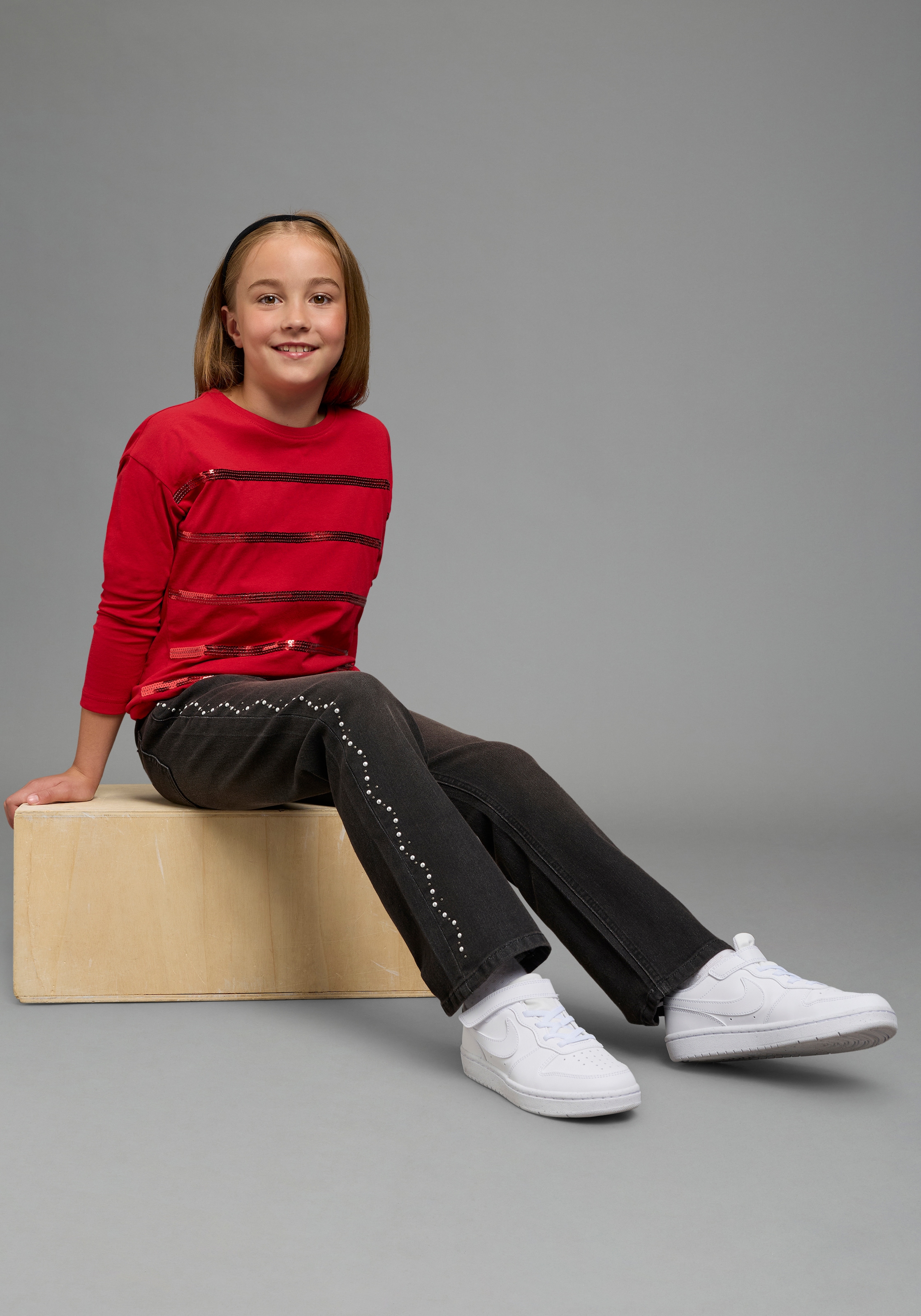 Bruno Banani Bootcut-Jeans »Stretchjeans mit Nieten an Seitennaht, perfekter Modeartikel« Jeans in Bootcut Fit, mit Glitzersteinen, mit Abriebeffekten