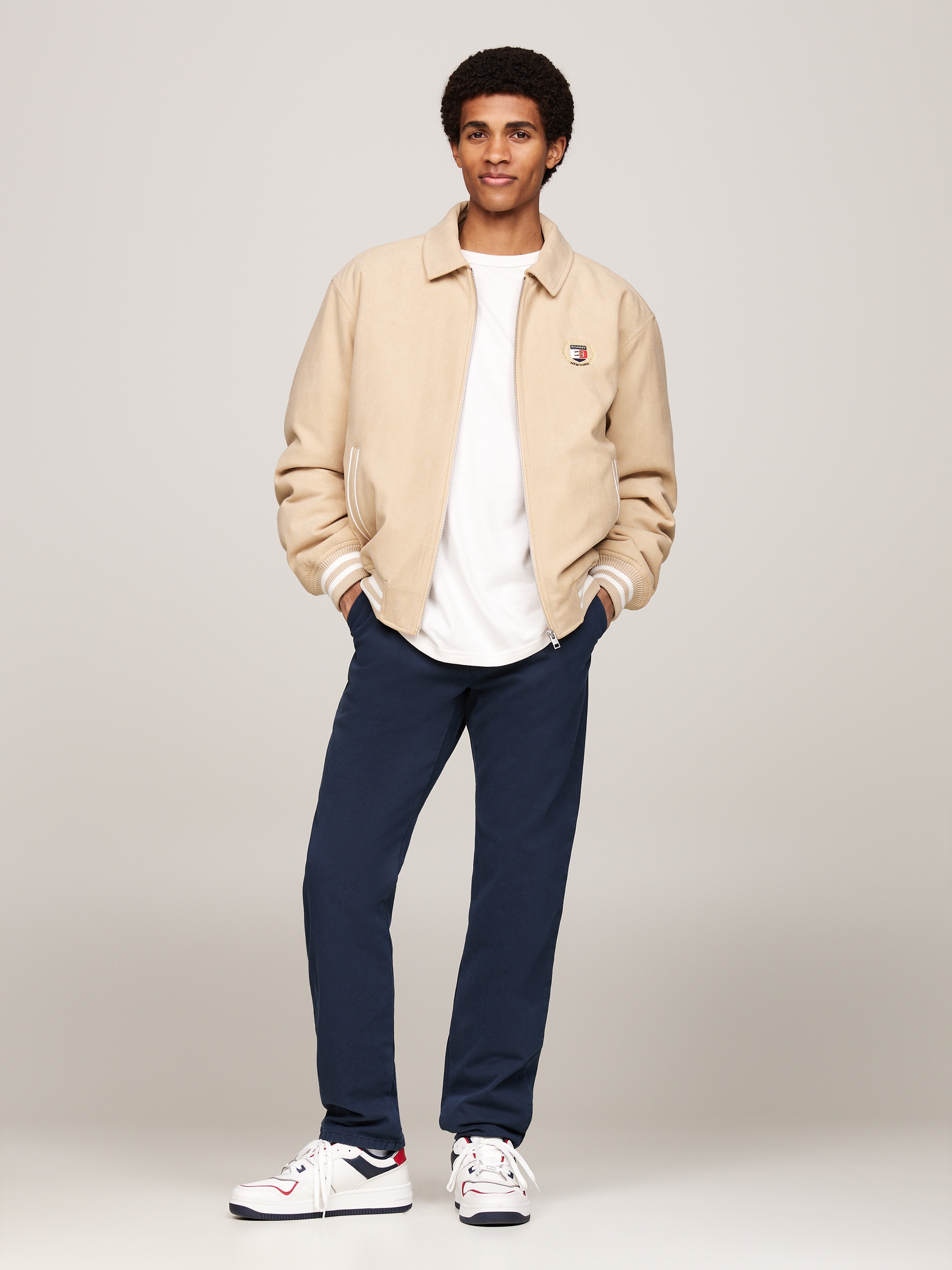Tommy Jeans Chinohose »TJM RYAN TWILL CHINO«, mit Logo-Patch