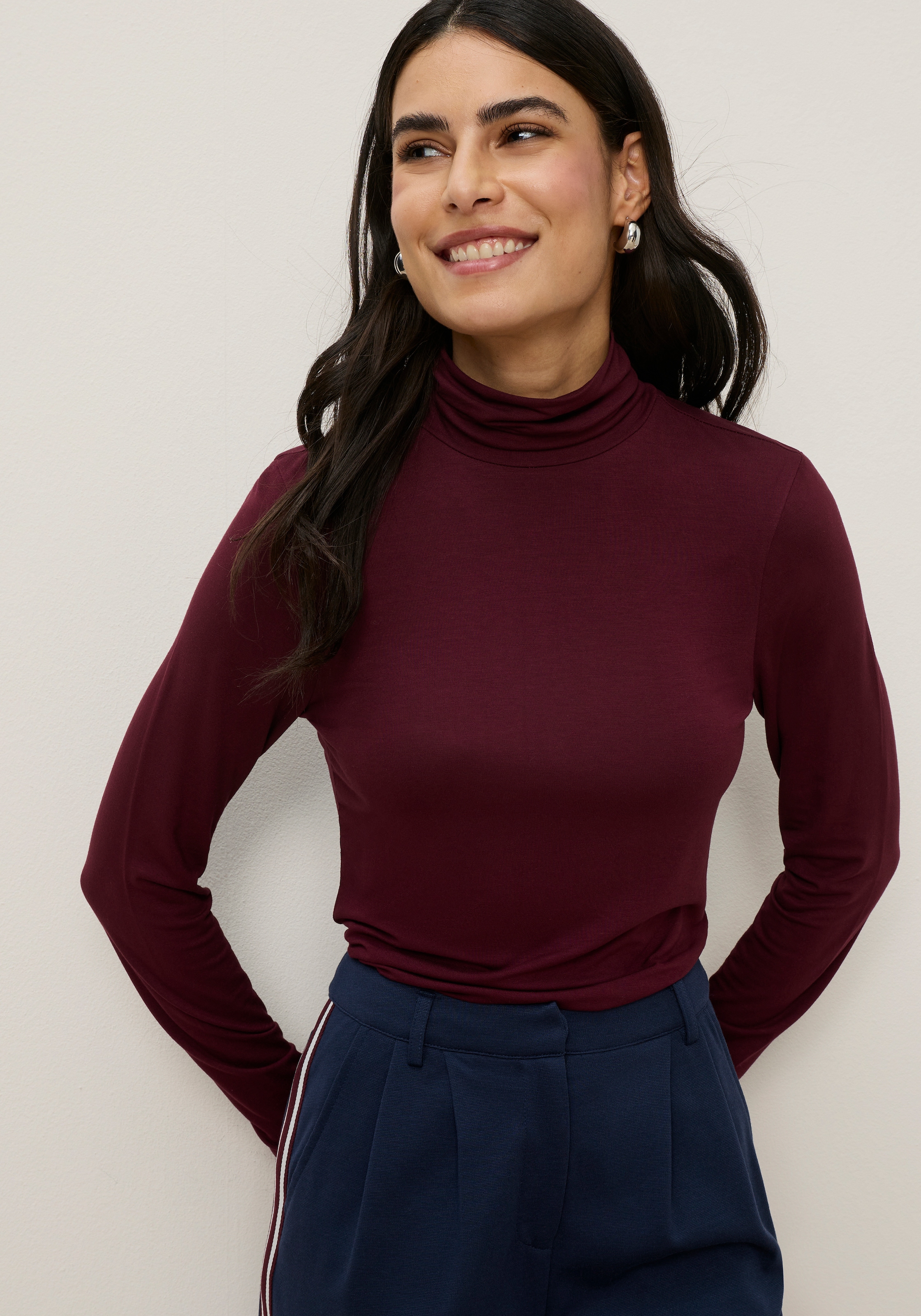 Tamaris Rollkragenshirt »mit figurbetontem Schnitt, aus fließender Viskose-Qualität« Langarm,  Basic, aus elastischem Material