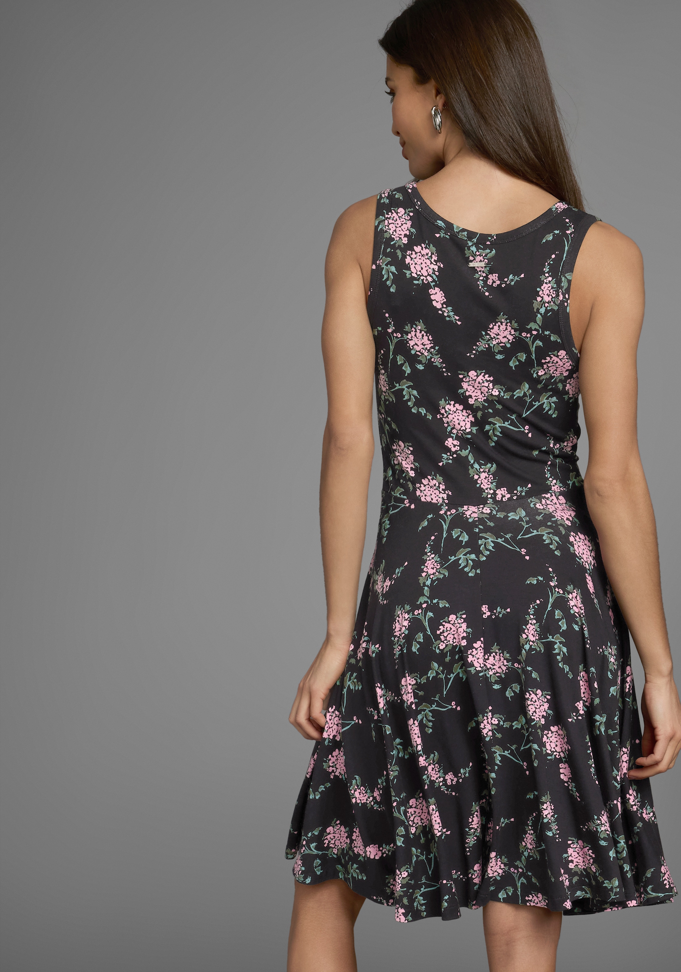 Laura Scott Sommerkleid, figurbetonte Passform, femininer Stil, aus Viskosemischung