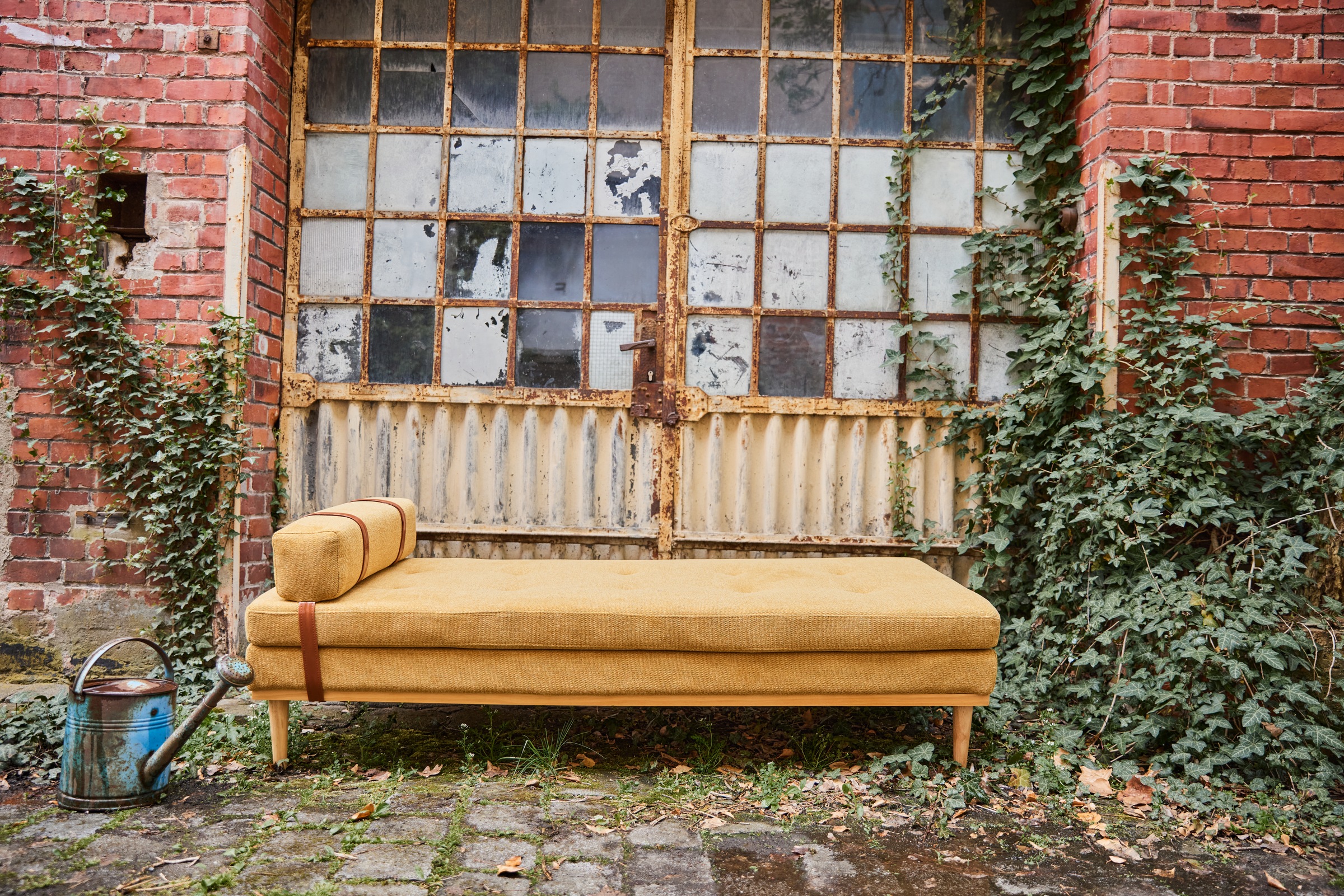 SalesFever Daybed, mit Kopf- und Nackenstütze, Tagesliege, Relaxliege