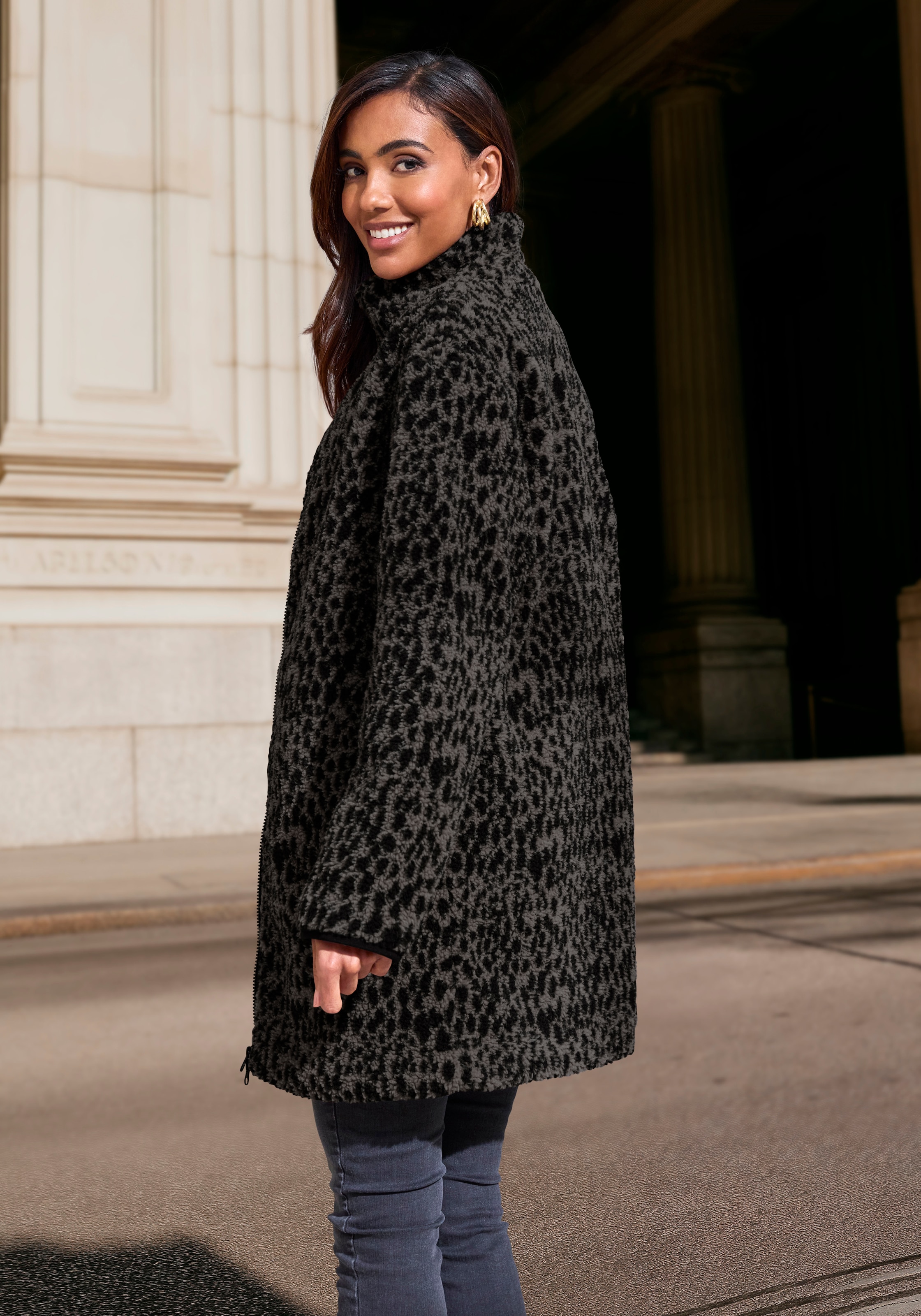 LASCANA Fleecejacke mit  elegentem Leomuster