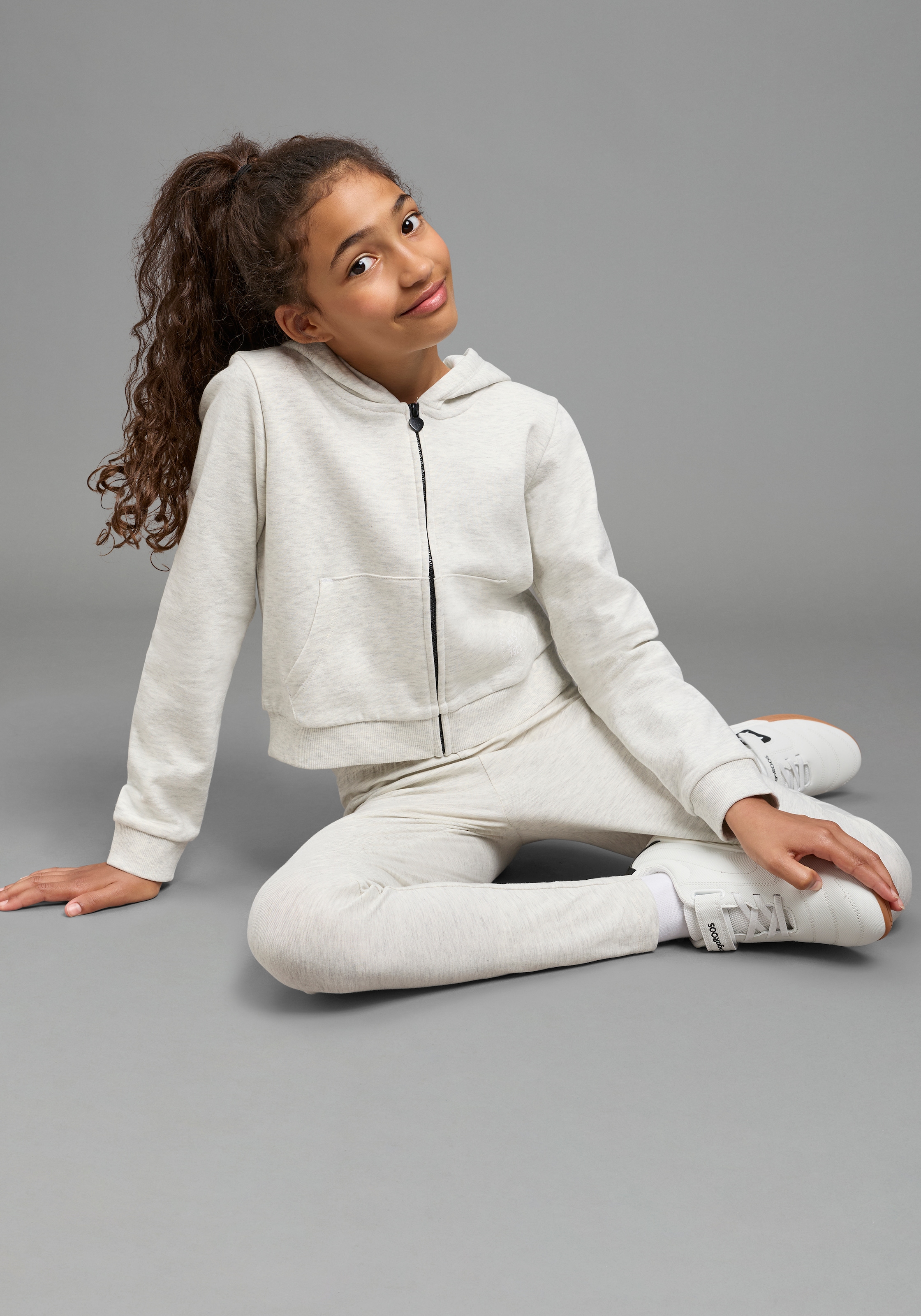 H.I.S Kapuzensweatjacke »Kurzgeschnittene Sweatjacke mit Logoprint für Mädchen« Für TEENS. Sweatjacke in modischer Kurzform und Zipper