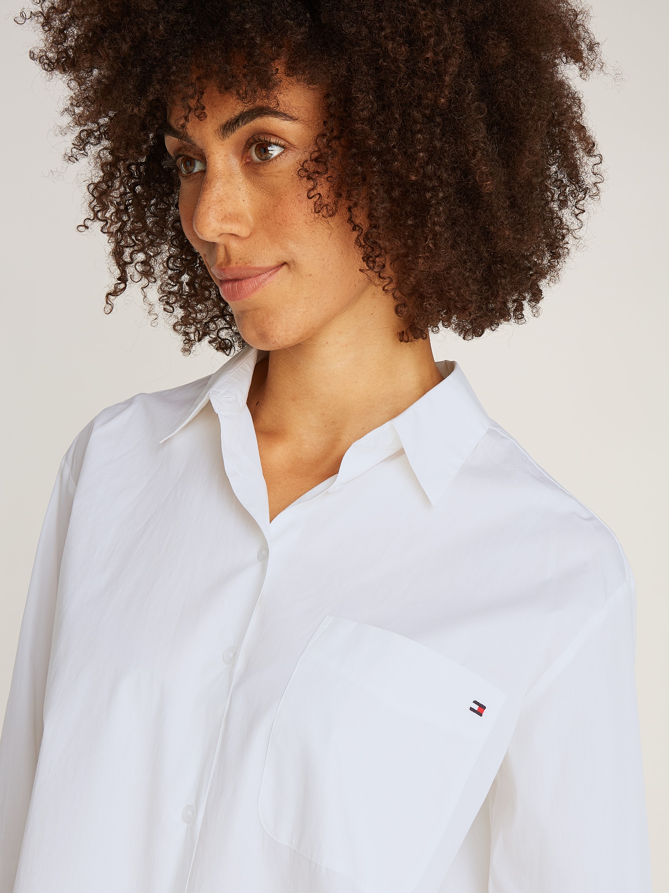 Tommy Hilfiger Hemdbluse »ESS POPLIN EASY FIT SHIRT«, Hinten länger geschnitten mit abgerundetem Saum