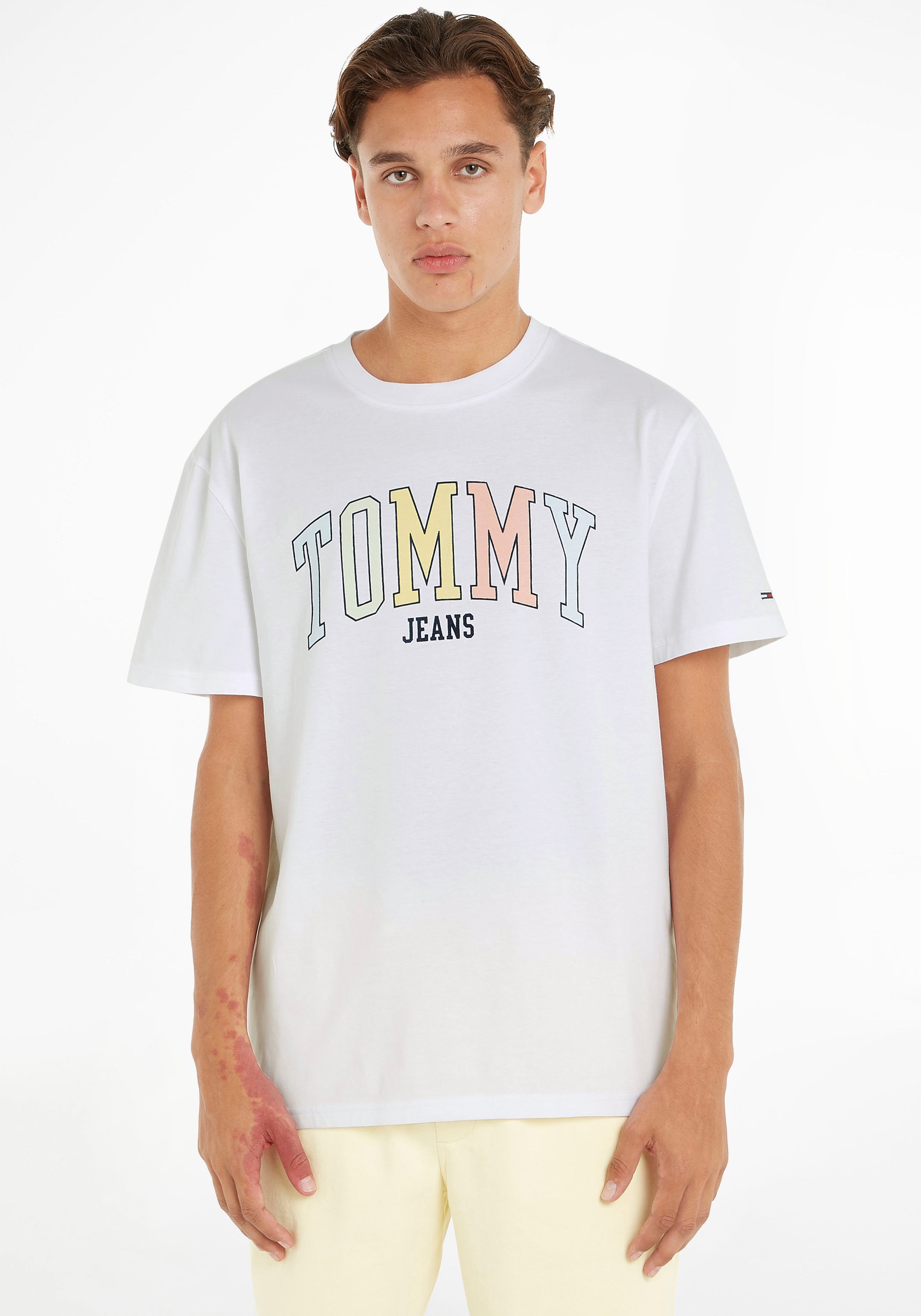 Tommy Jeans T-Shirt »TJM CLSC COLLEGE POP TOMMY TEE«, mit großem  Logo-Frontmotiv bei ♕