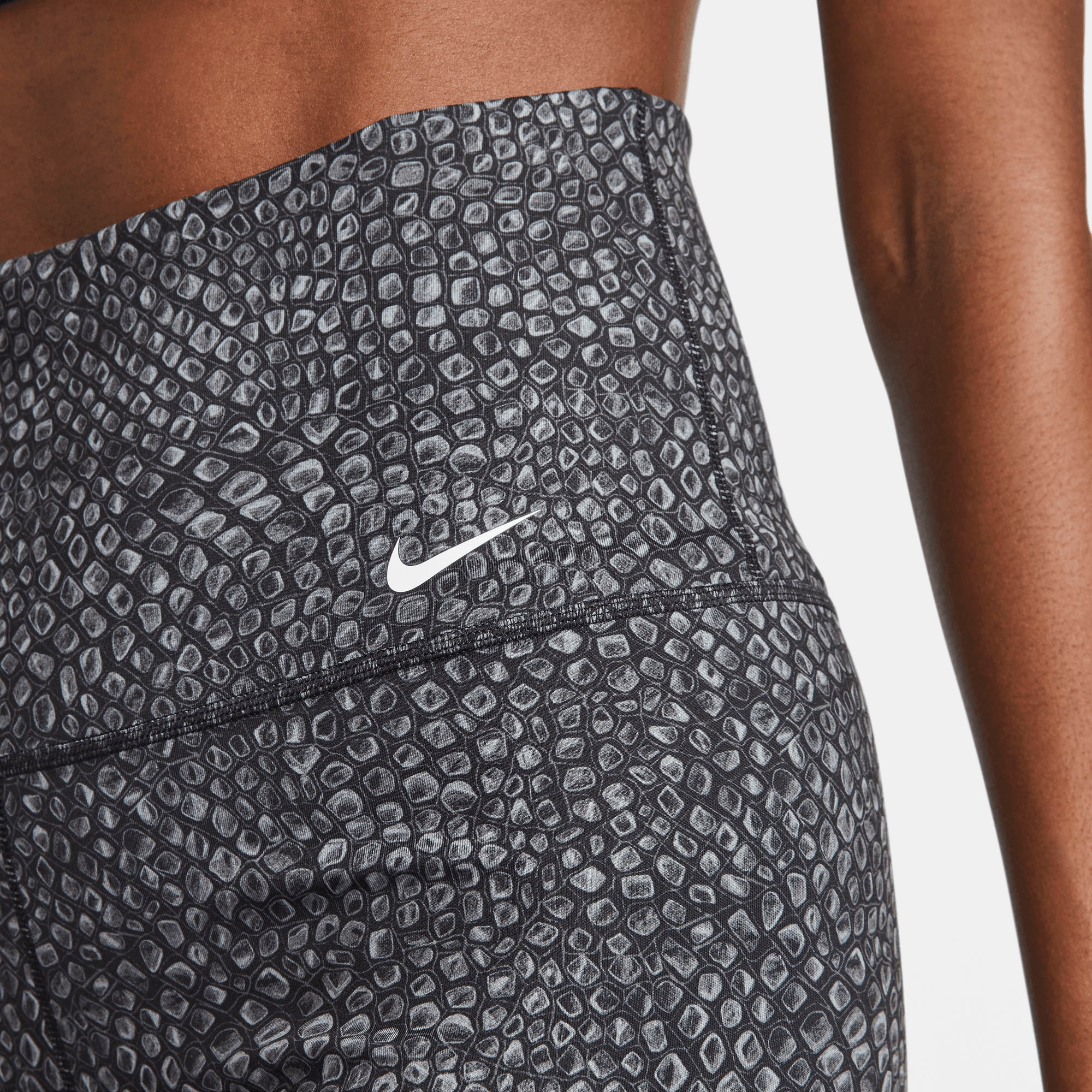 Nike Trainingstights »One Dri-FIT Women's Mid-Rise " All-Over-Print Shorts«