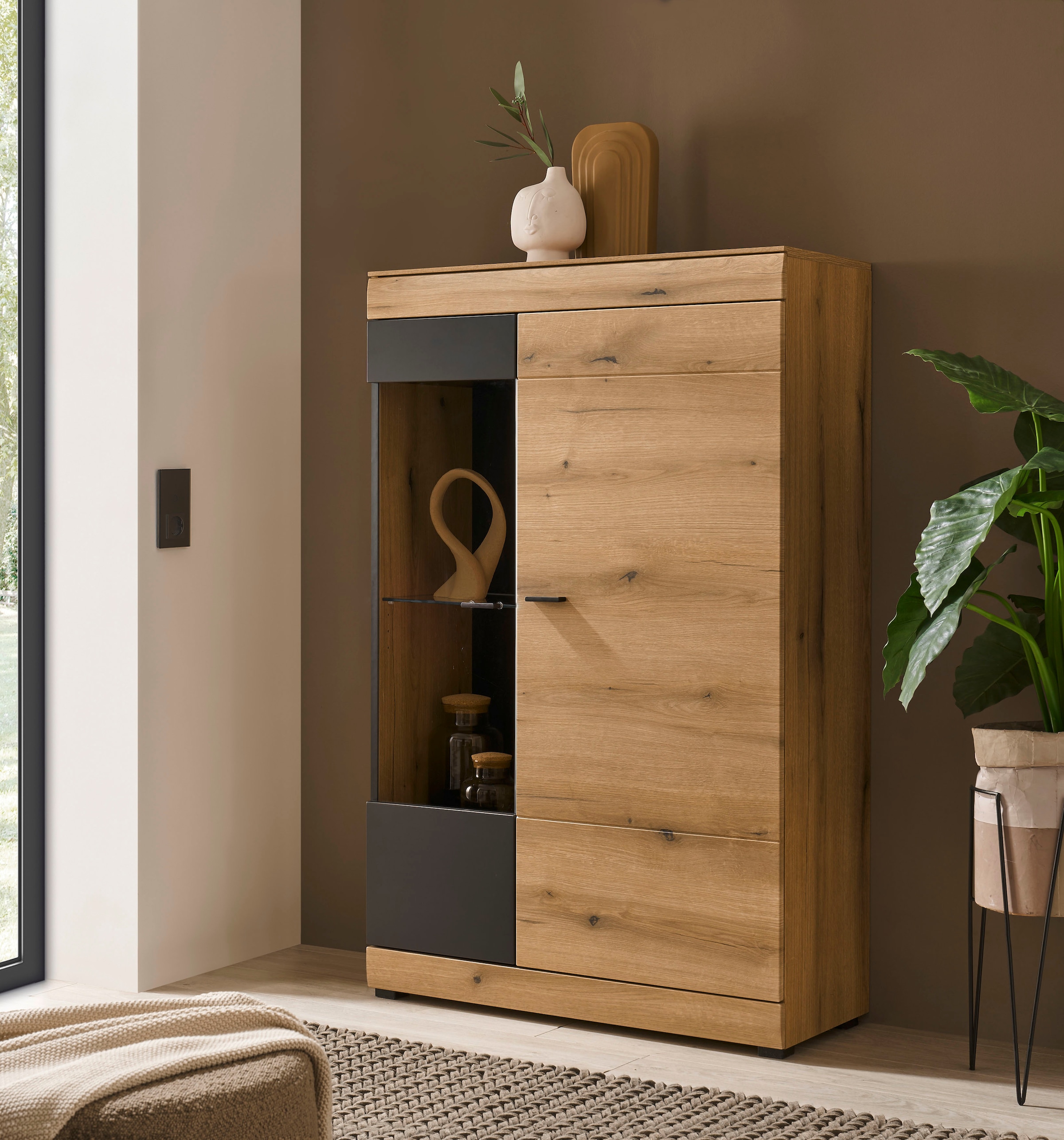 Home affaire Vitrine »Soleto, Vitrinenschrank in Evoke Eiche, moderne Glasvitrine« ausreichend Stauraum, schwarze Griffe aus Metall, zeitlos