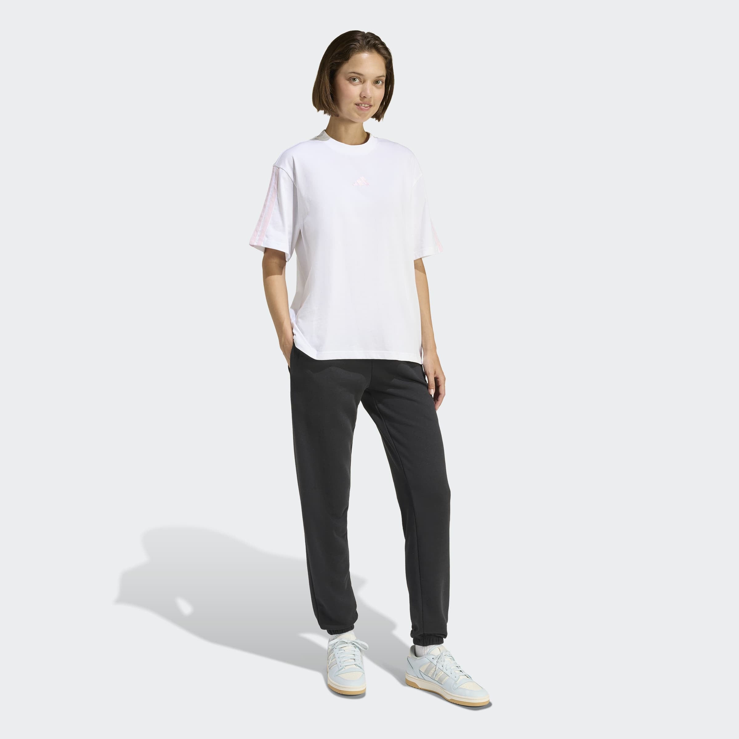 adidas Sportswear T-Shirt »ESSENTIALS 3-STREIFEN BOYFRIEND« lockere Passform, Kurzarmdesign, sportlicher Stil, aus Baumwolle